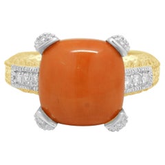 Bague en or jaune 14 carats avec un corail rouge taillé en cabochon carré « coussin » et un diamant rond