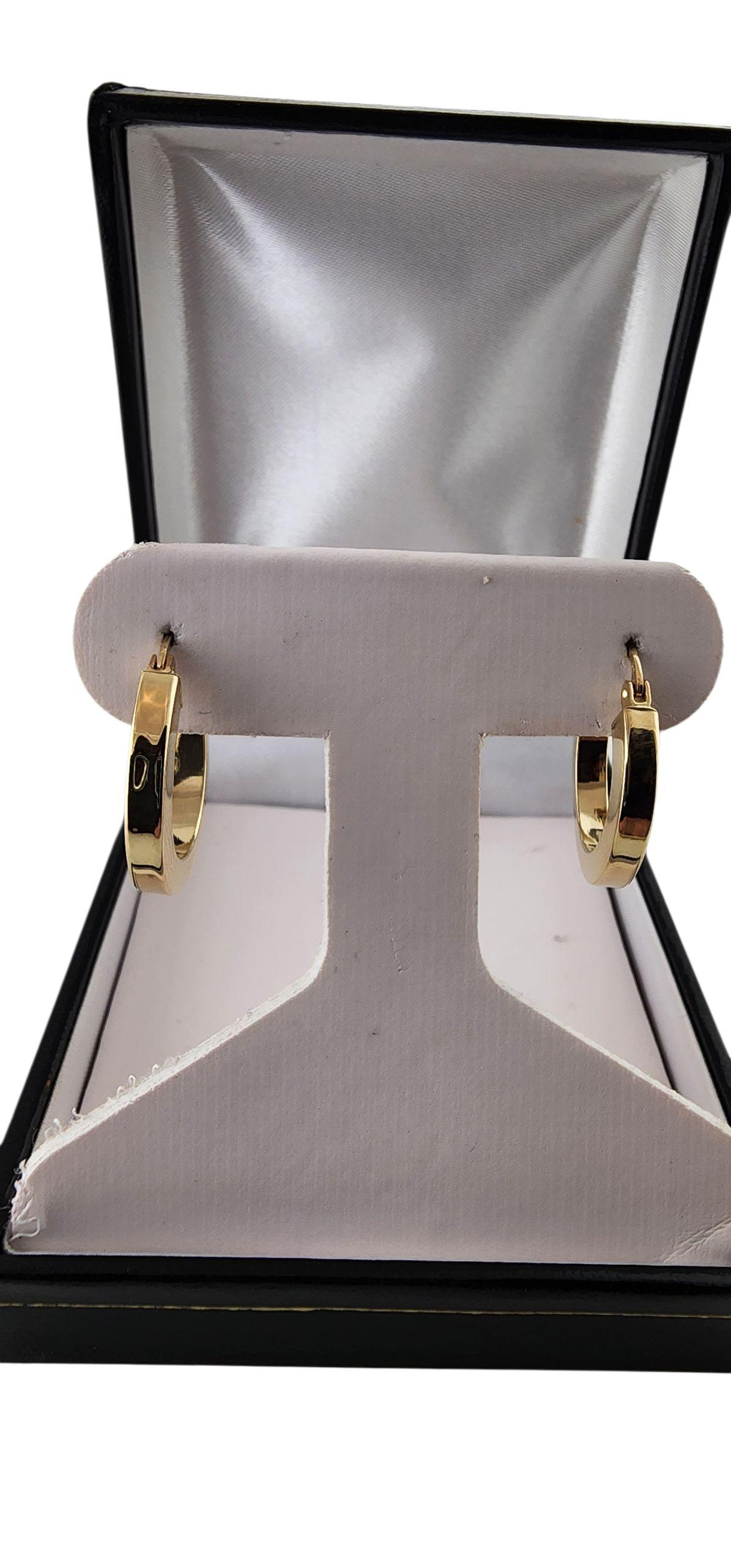Boucles d'oreilles en or jaune 14k à bords carrés.

Fabriqués en or jaune 14 carats, ces anneaux présentent un profil audacieux à bords carrés qui apporte une touche de modernité à une silhouette classique.

Poinçon : S 14k

Poids : 3g/