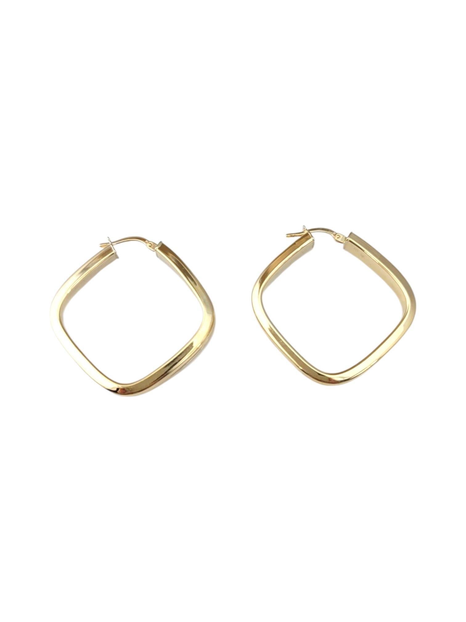 14K Yellow Gold Square Hoop Earrings -

These 14K yellow gold square hoop earrings offer a bold, contemporary twist on the classic hoop design. With their sleek, angular shape and warm gold tone, they add a modern, geometric edge to any