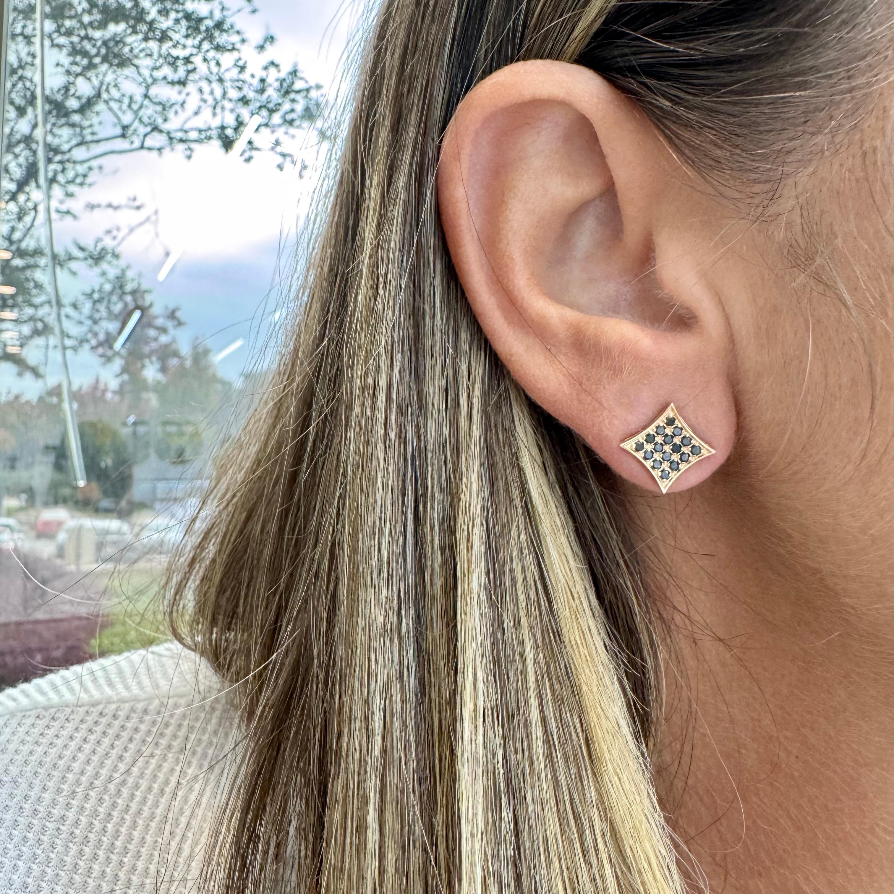 Orecchini a vite in oro giallo 14K con pavé di diamanti neri in vendita 2