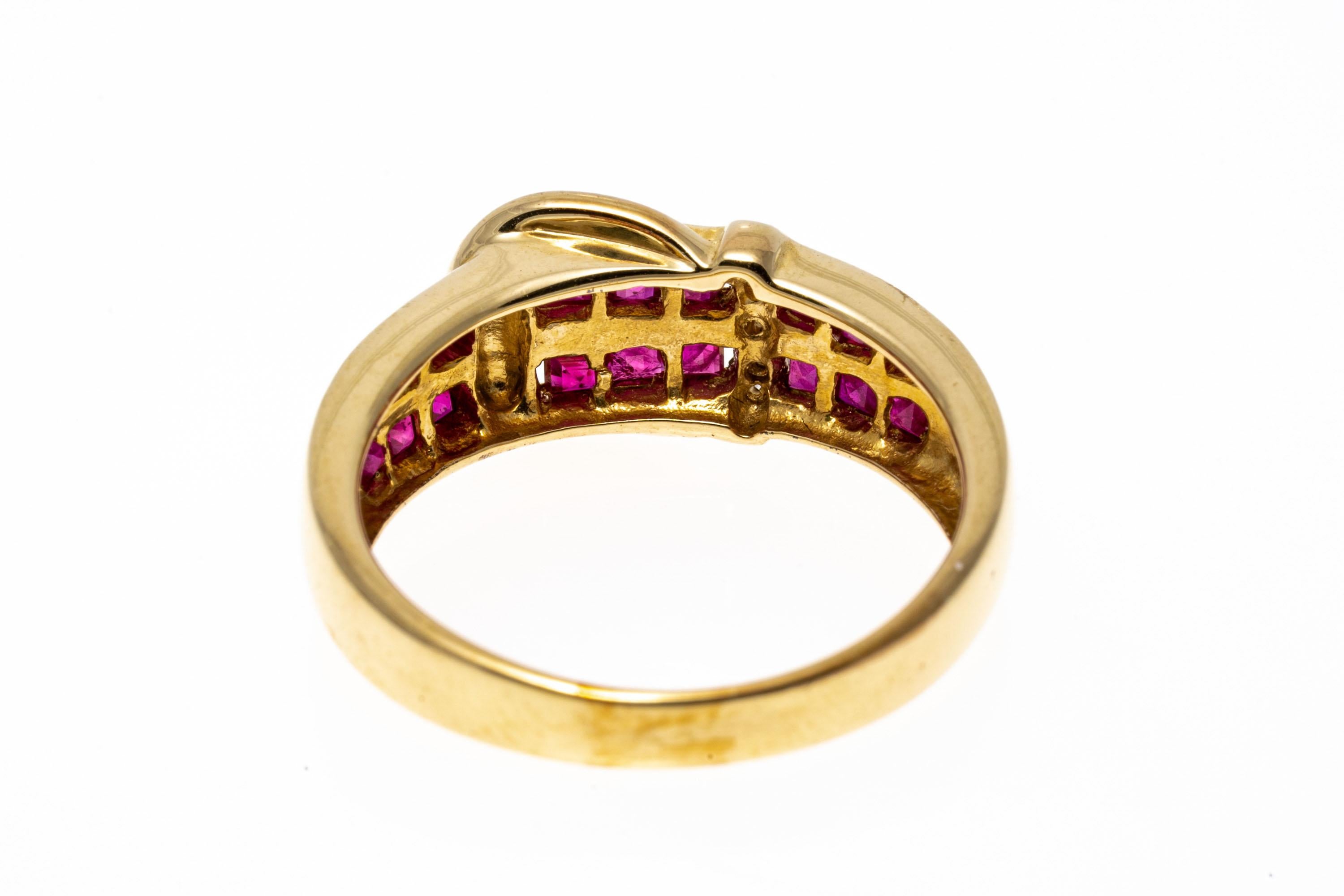 14k Gelbgold Quadratischer Rubin- und Diamantschnalle Ring (Carréeschliff) im Angebot