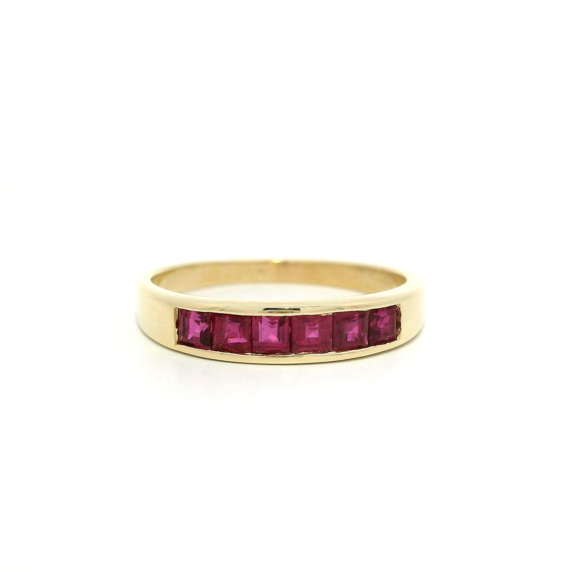 --Pietre: --
(6) Rubini naturali autentici - taglio quadrato - incastonati - colore rosso vivo - 2,5 mm (circa) - 0,60 carati (circa)

Materiale: Oro giallo massiccio 14k
Peso: 2.1 grammi 
Misura dell'anello: 6.5 (montato su un dito, contattaci