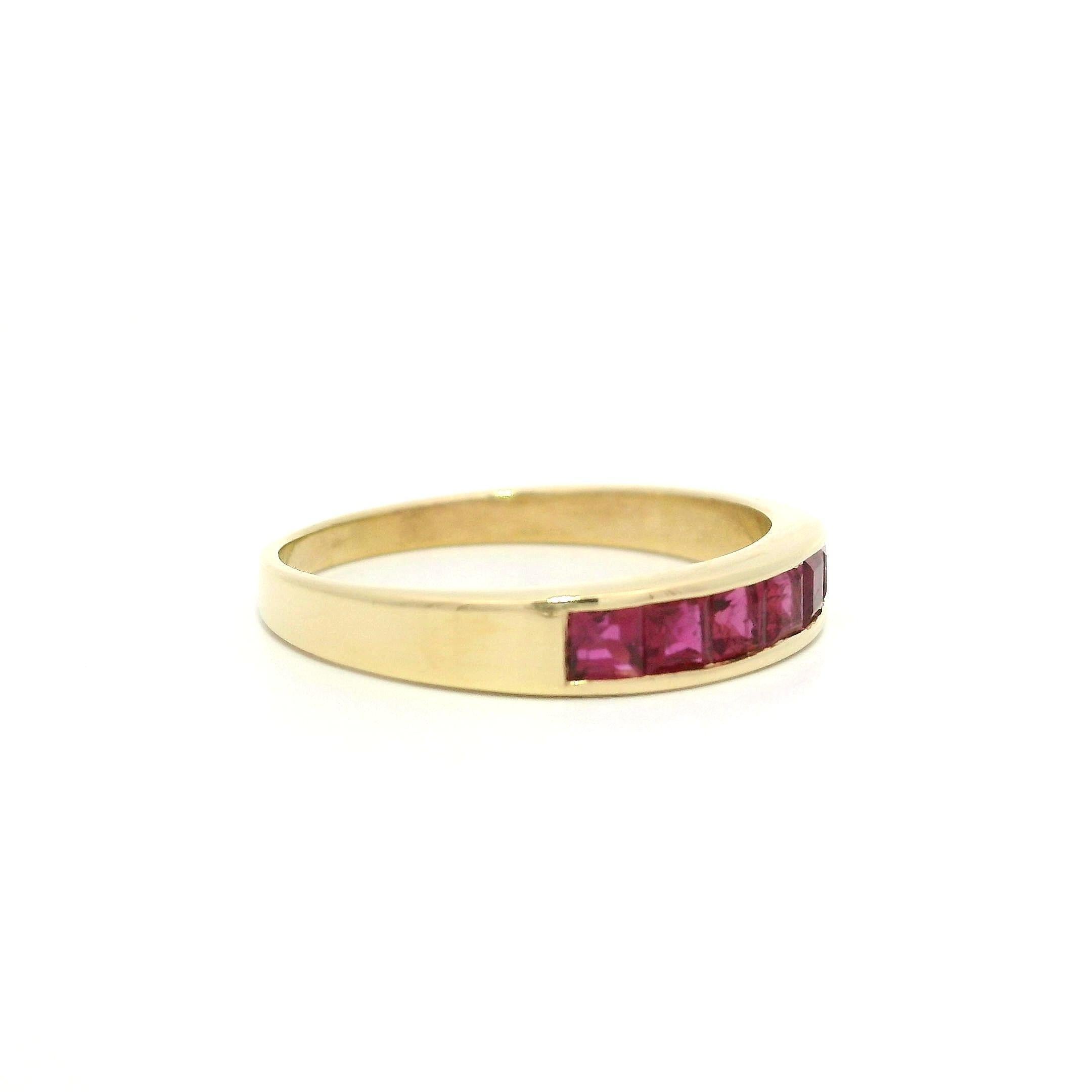 Quadrato Anello impilabile in oro giallo 14k con rubino incastonato a canale con taglio a gradino quadrato da 2,5 mm in vendita