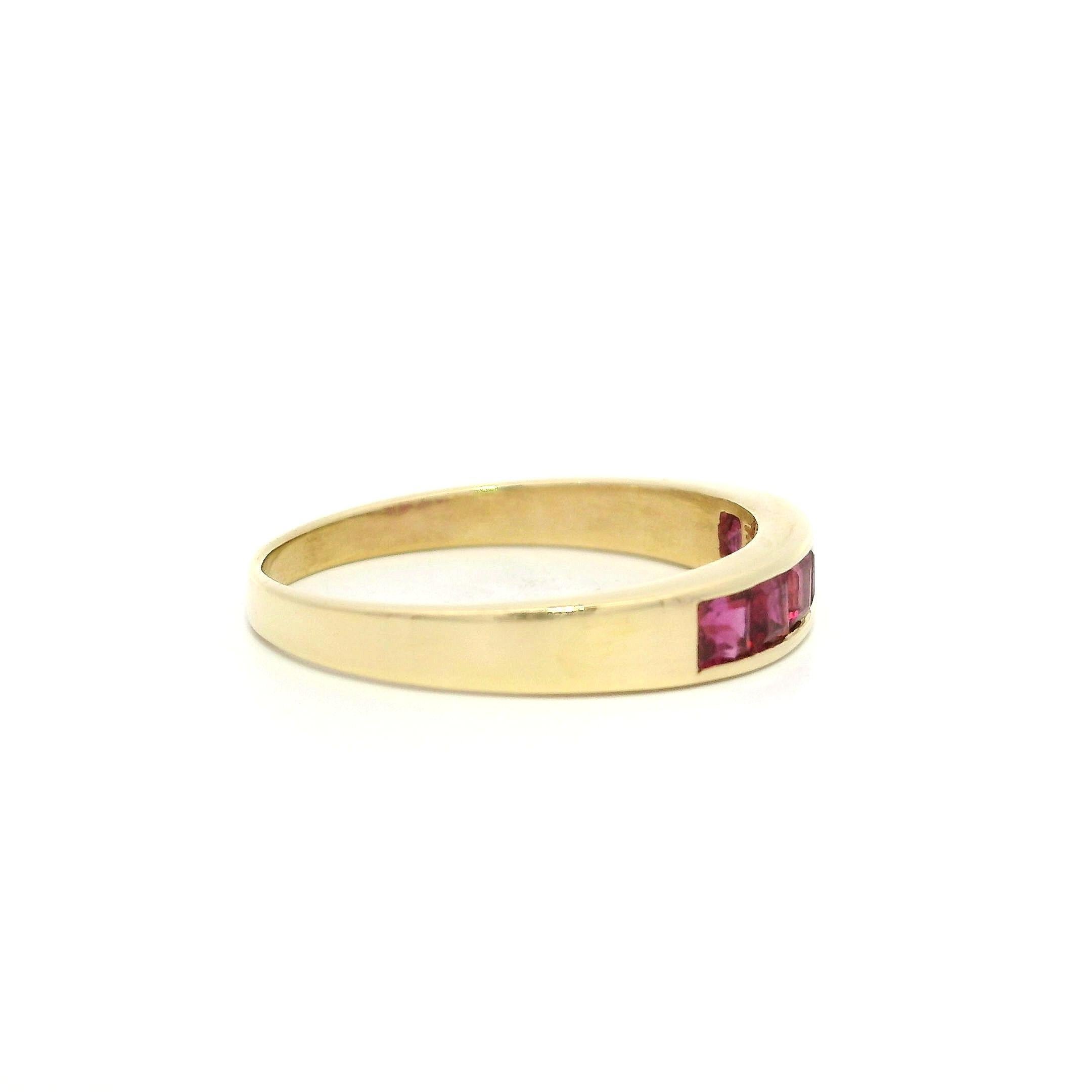 Anello impilabile in oro giallo 14k con rubino incastonato a canale con taglio a gradino quadrato da 2,5 mm in vendita 2