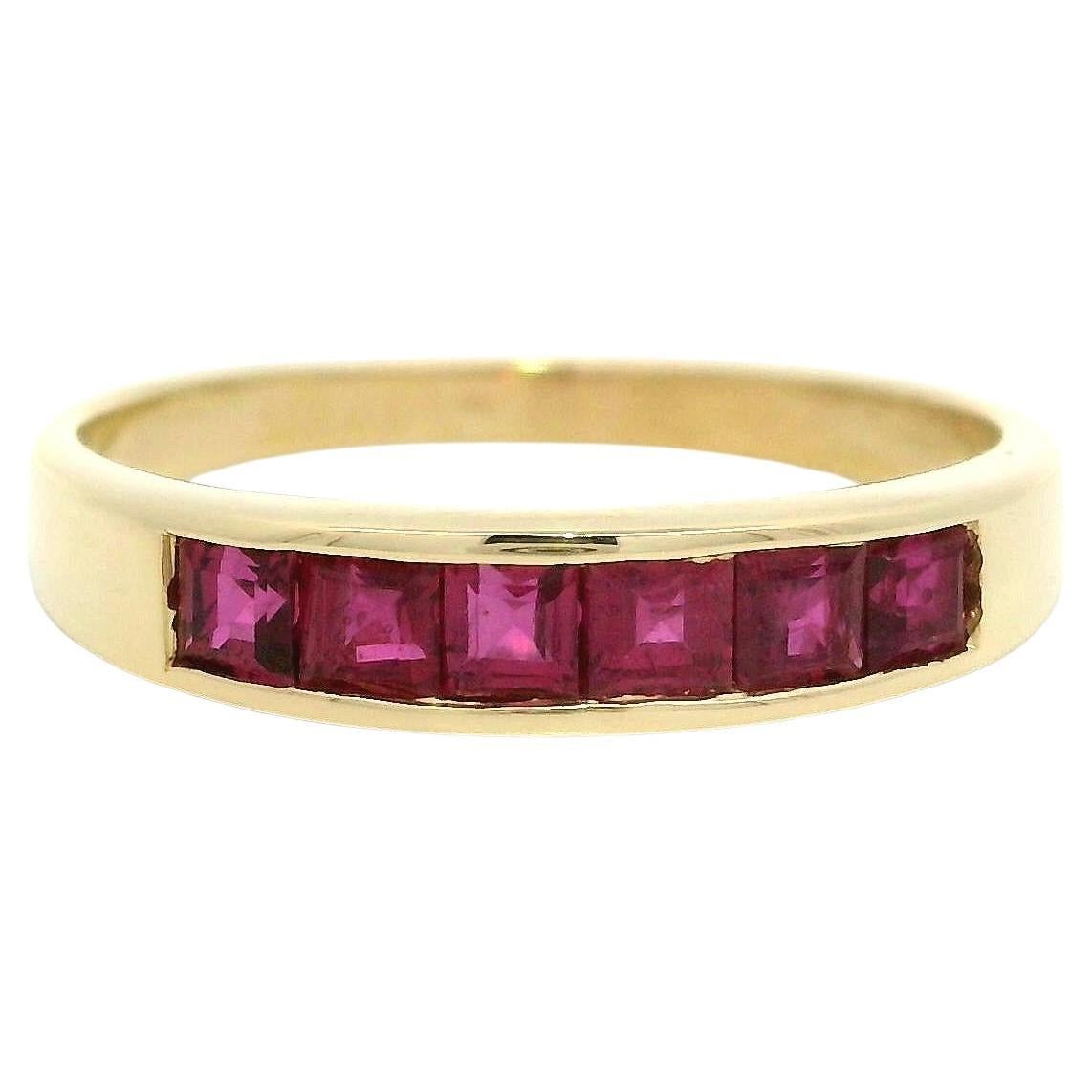 Anello impilabile in oro giallo 14k con rubino incastonato a canale con taglio a gradino quadrato da 2,5 mm in vendita