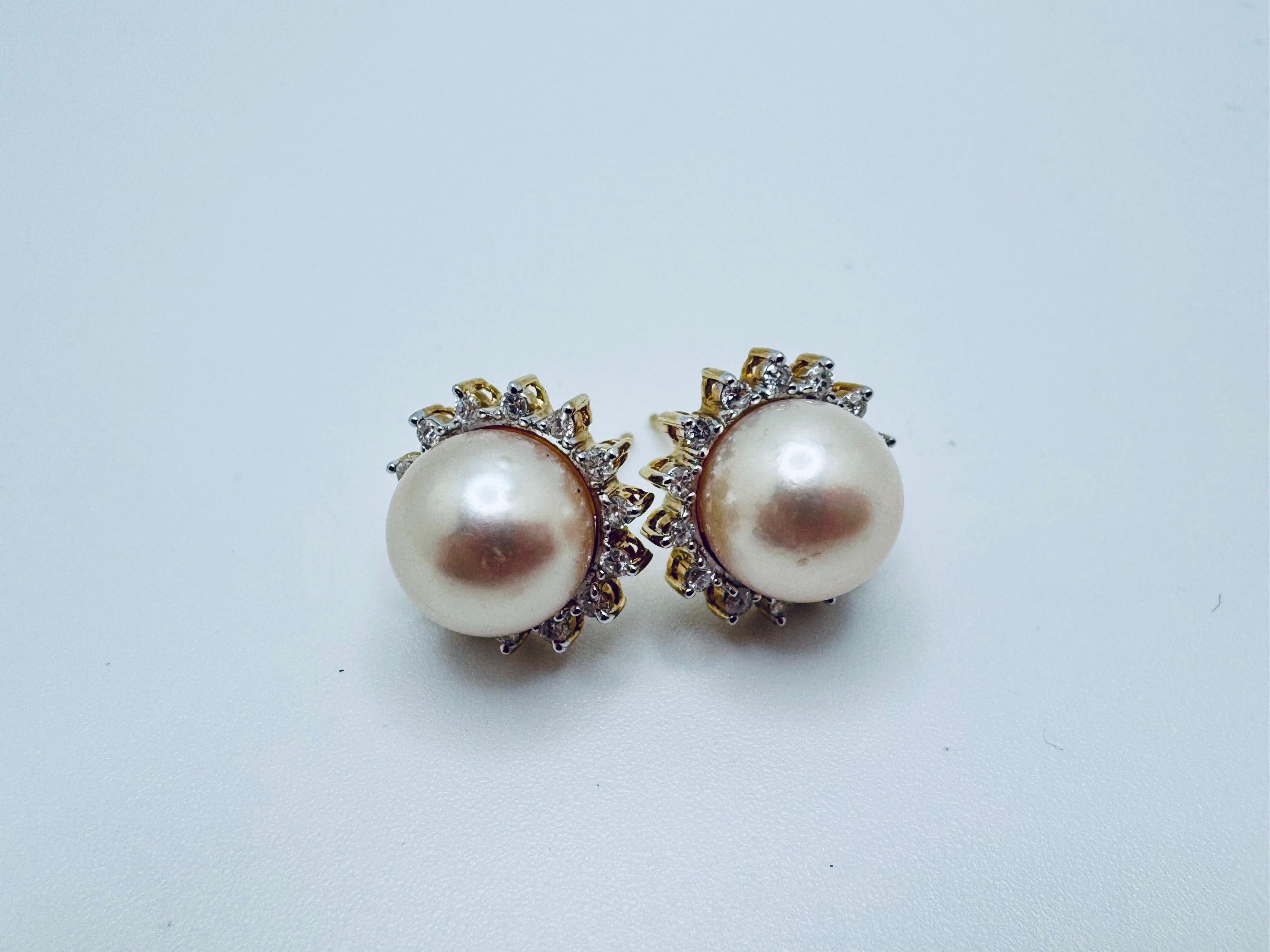 Radieuses et raffinées, ces boucles d'oreilles en diamant étoilé et perle sont réalisées en or jaune 14 carats, alliant l'élégance classique à une touche d'éclat. Chaque boucle d'oreille présente une perle blanche Akoya de 8,95 mm entourée d'un halo