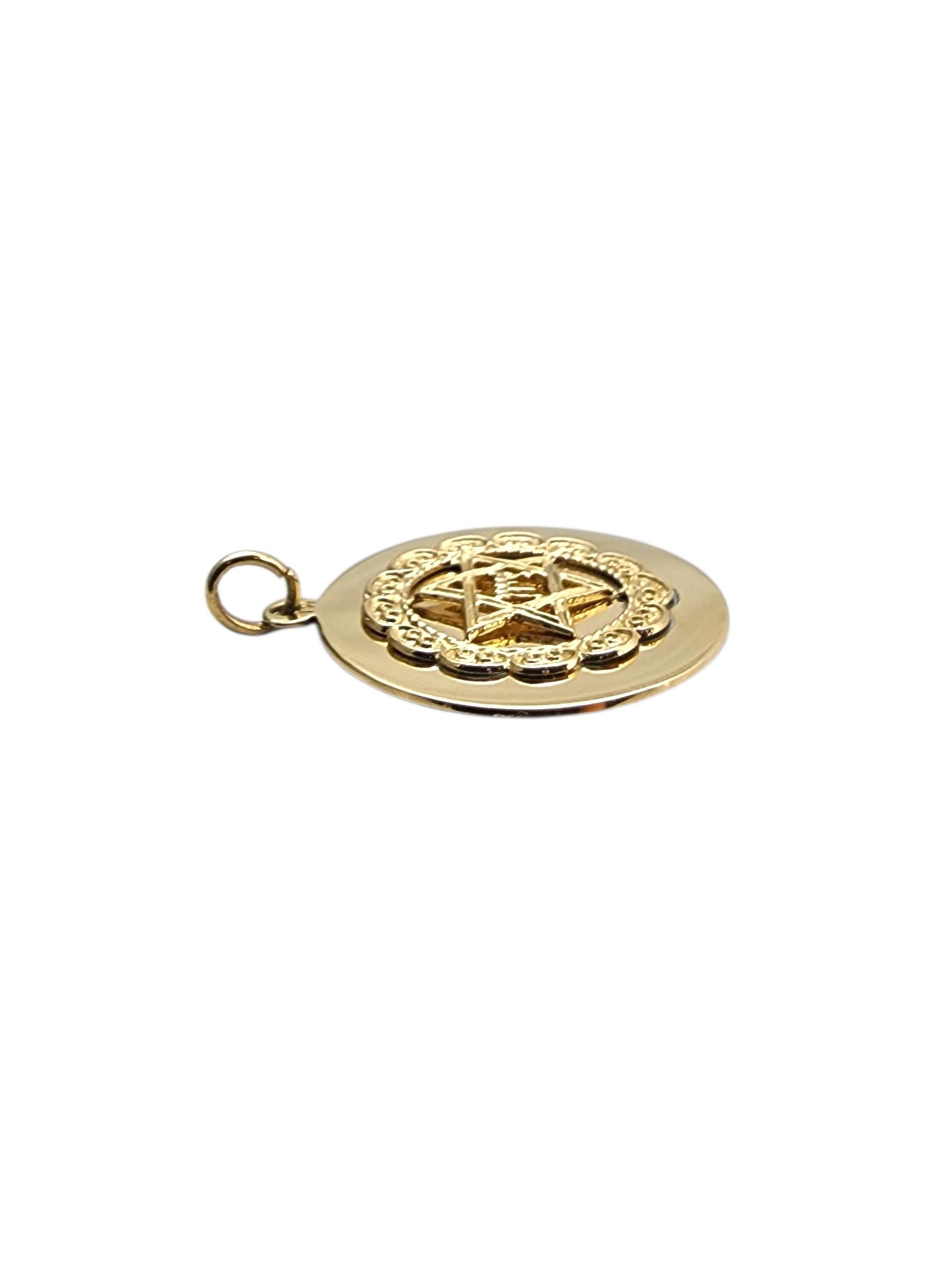 14K Yellow Gold Star of David Circular Charm Pendant #22863 In Good Condition For Sale In Washington Depot, CT