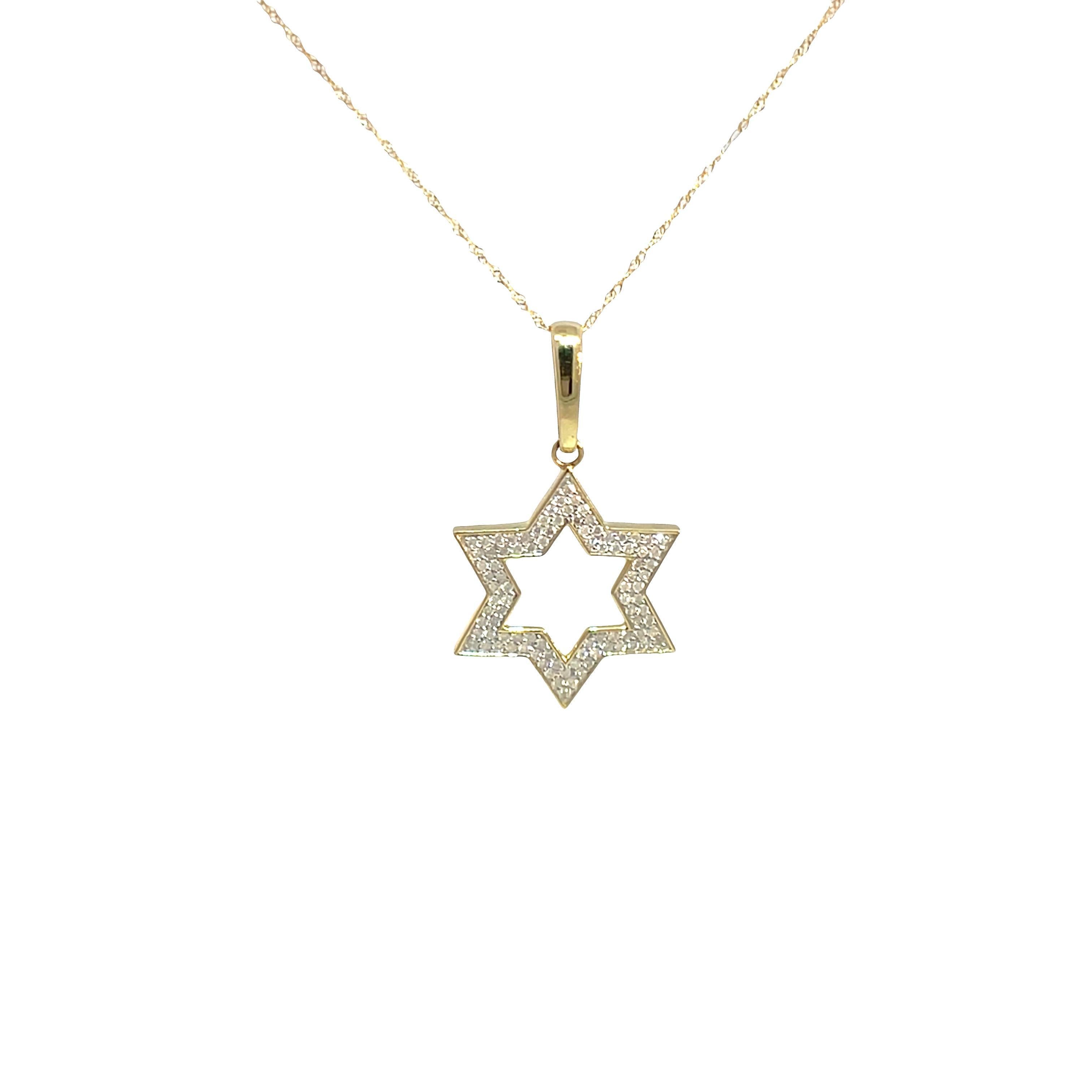 Typ : Anhänger Halskette
Metall : 14k Gelbgold
Kette : Dünner Chaim
Der Stern hat 2 Reihen von kleinen Diamanten mit einem Gesamtgewicht von 0,5ctw in VS-SI clari und f-g Farbe
Gewicht : 4.5g
Länge : 18 Zoll
Der Anhänger verfügt über eine abnehmbare