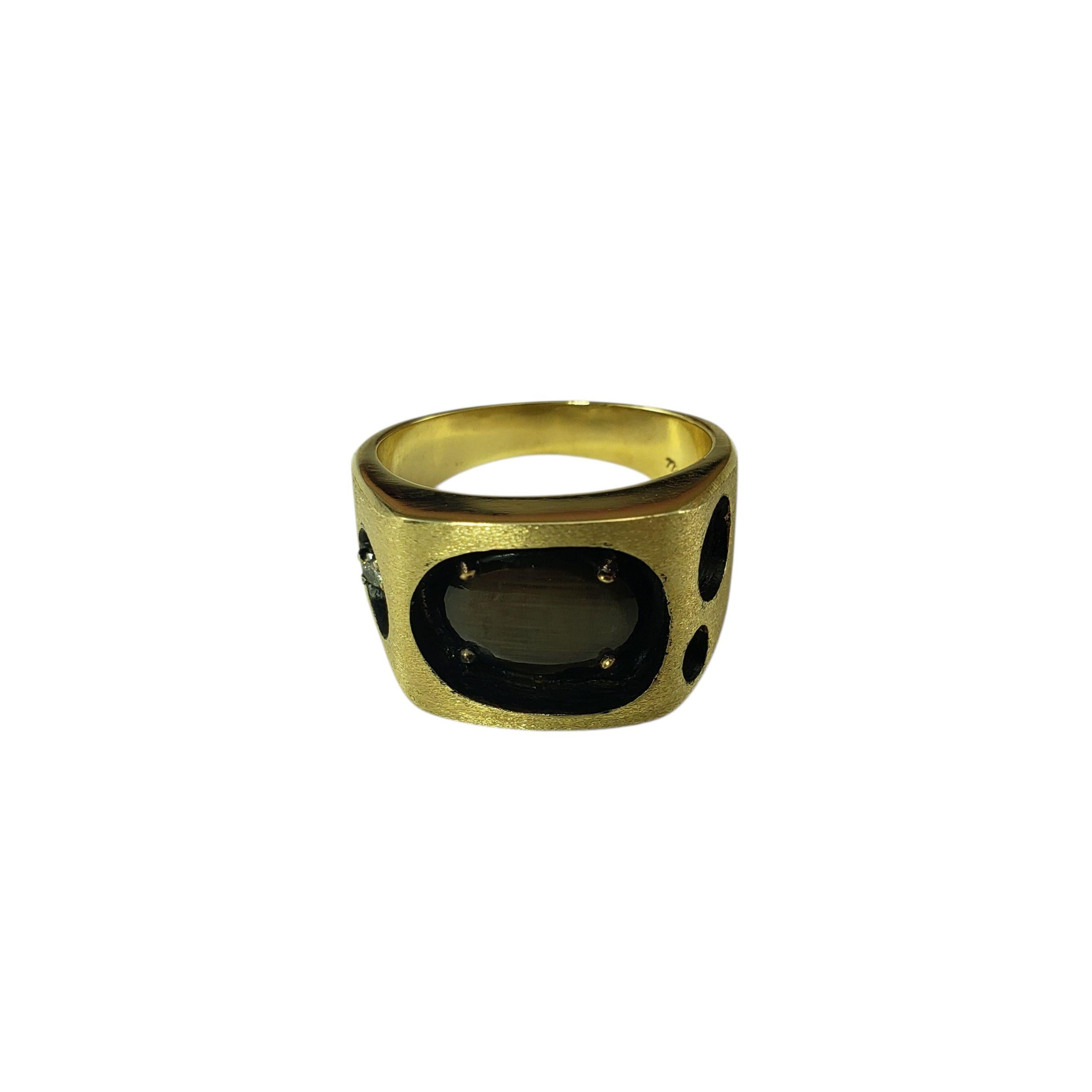 Bague en or jaune 14K saphir étoilé et diamant Taille 10.25 JAGi Certified-

Pièce moderniste audacieuse et saisissante, cette bague en or jaune 14 carats est ornée d'un saphir étoilé noir naturel en cabochon ovale (11,1 mm x 8,0 mm). Un seul
