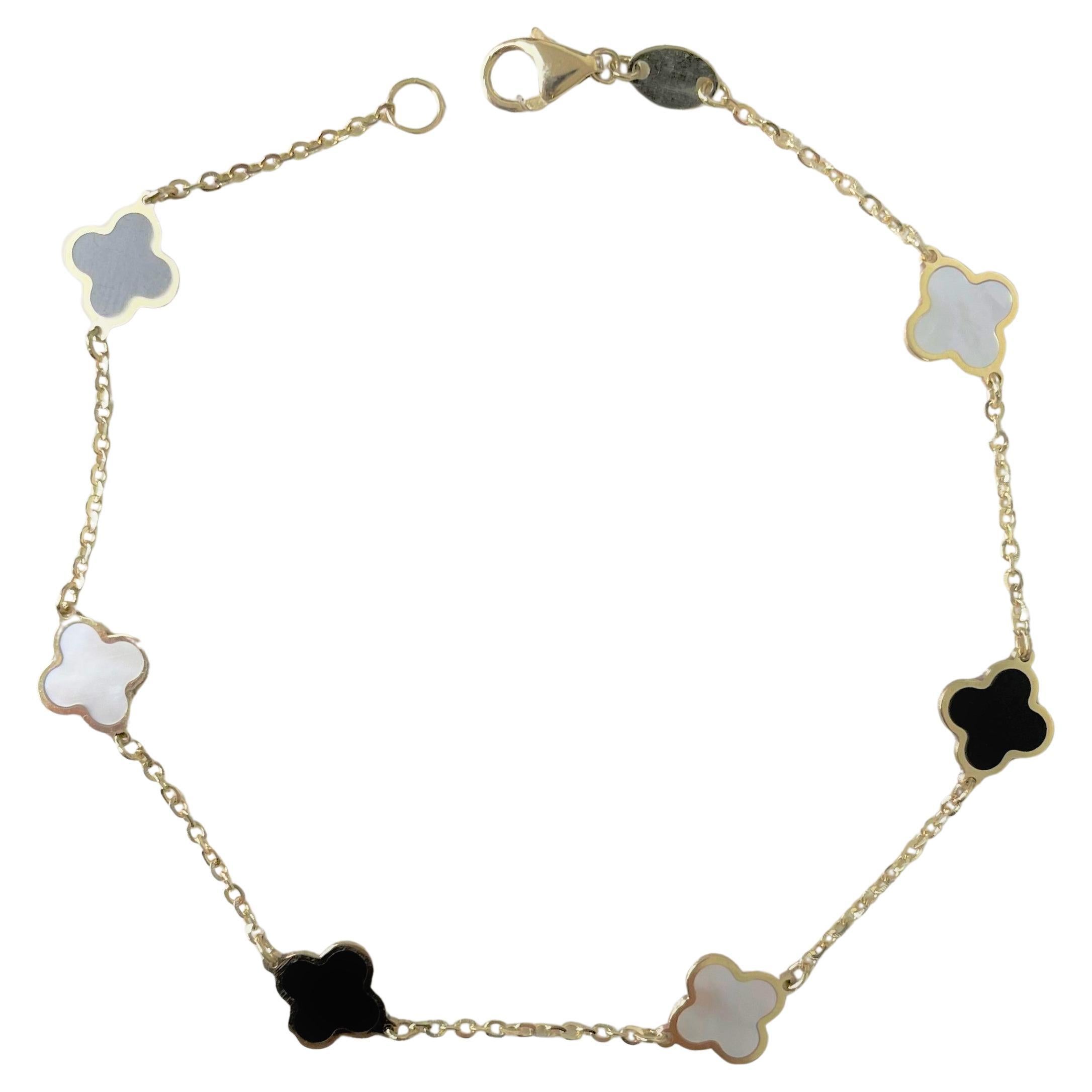 14K Yellow Gold Station Clover Bracelet in Onyx & Mother Of Pearl For Sale