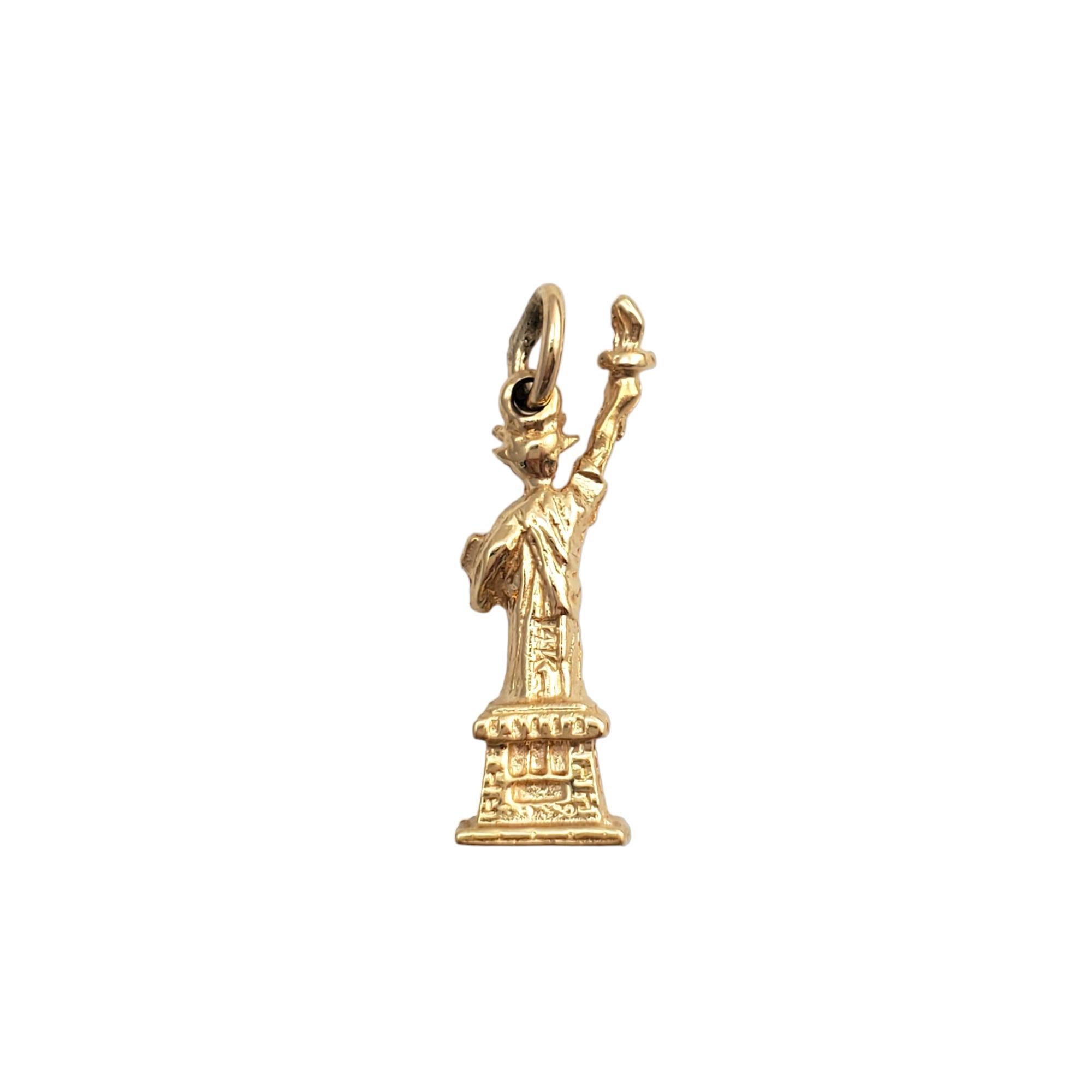 Vintage 14K yellow gold Statue of Liberty charm - 

This miniature masterpiece capture's the iconic symbol of freedom in meticulously detailed 14K yellow gold. 

Weight: 3.3g/2.1dwt

Size: 25.6mm X 6.1mm

Stamped: 14K

Very good condition.

Will