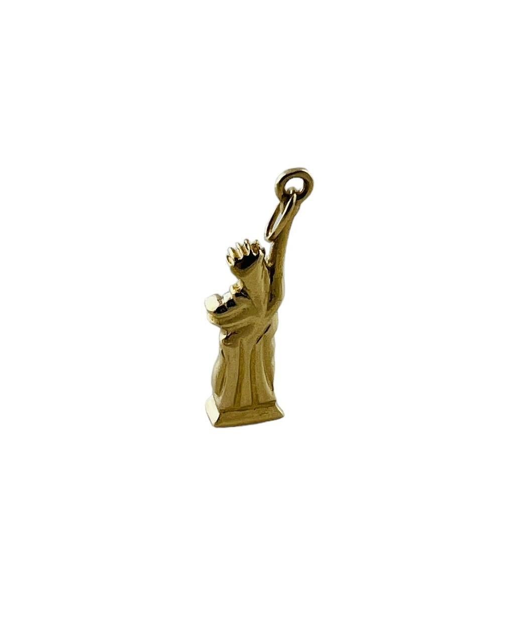 14K Yellow Gold Statue of Liberty Charm Pendant #15553 In Good Condition For Sale In Washington Depot, CT