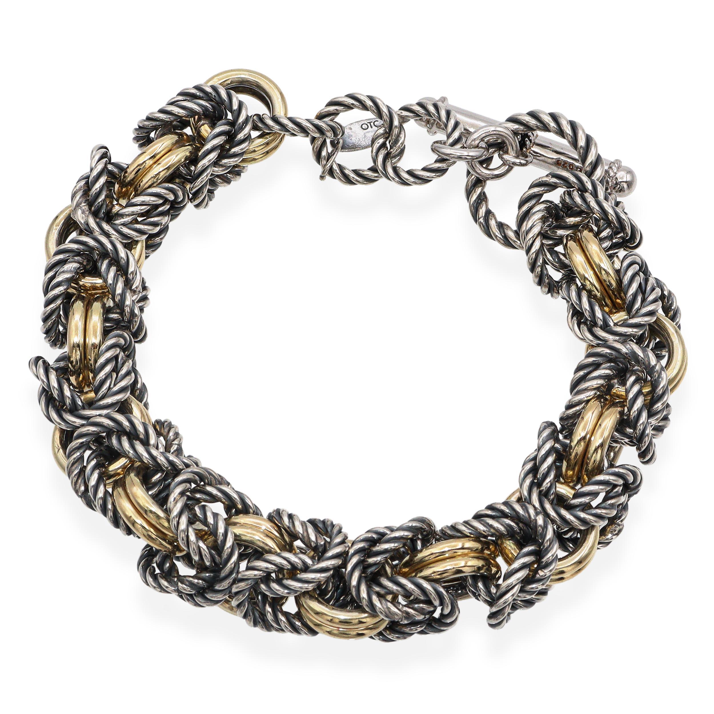 Questo lussuoso bracciale combina l'oro giallo 14K e l'argento sterling ossidato in un audace design a maglie intrecciate, mostrando un bellissimo contrasto di finiture lucide e strutturate. Le maglie d'argento intrecciate in stile cavo si