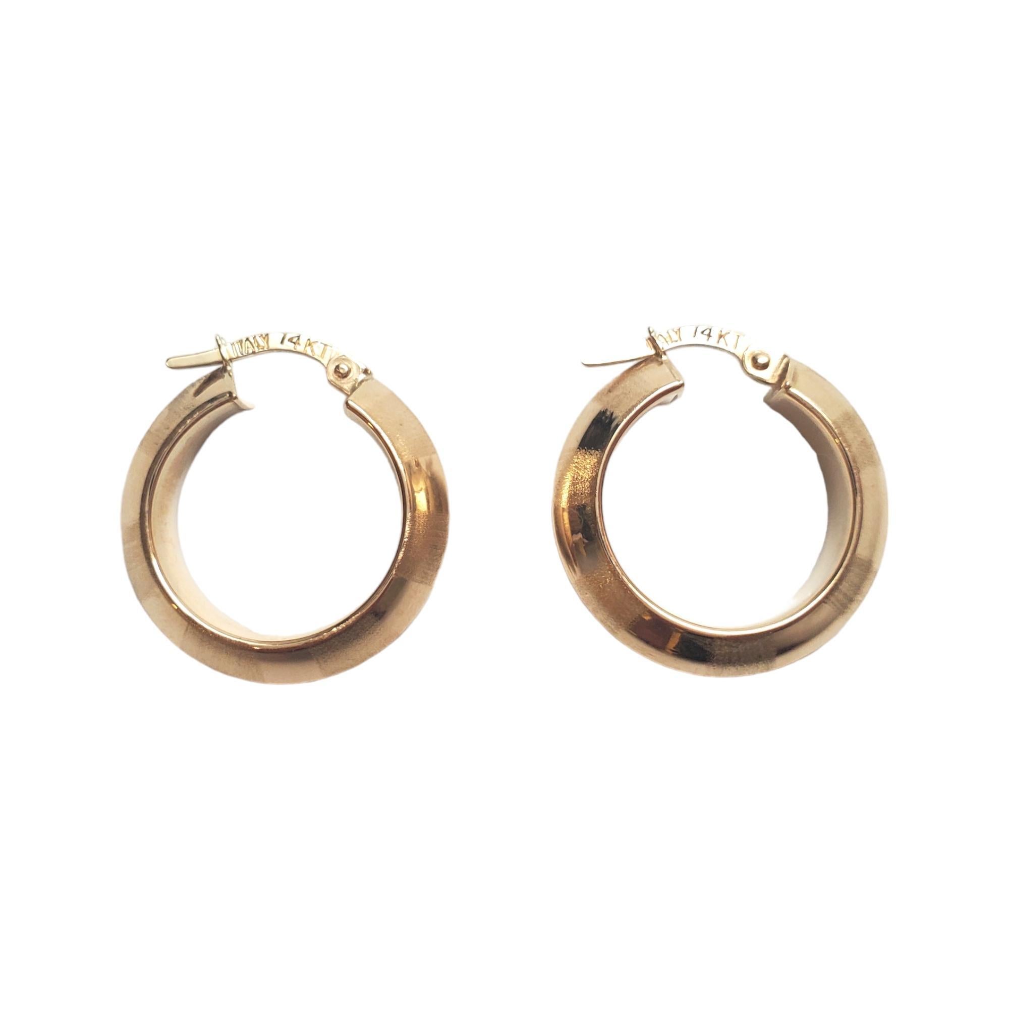 14K Yellow Gold Striped Texture Hoops - 

These classic earrings are a timeless addition to your collection. 

Size: 21.94 mm X 6.08mm 

Weight: 2.20 dwt/ 3.44 g

Hallmark: ITALY 14KT

Very good condition, professionally polished.

Will come
