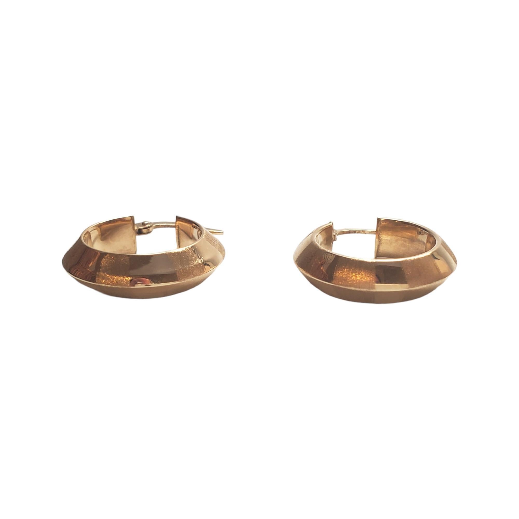 14K Yellow Gold Striped Texture Hoop Earrings #17627 In Good Condition For Sale In Washington Depot, CT