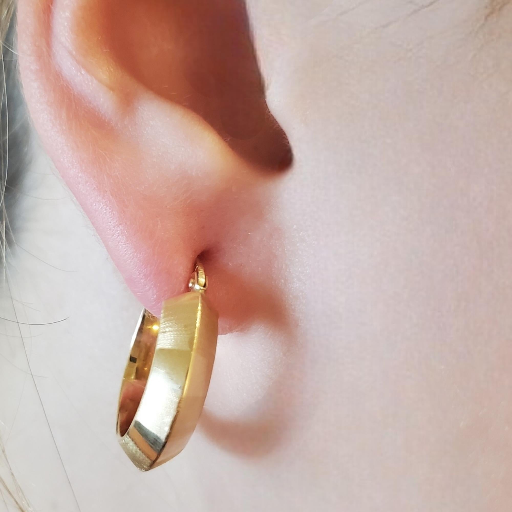 14K Yellow Gold Striped Texture Hoop Earrings #17627 For Sale 2