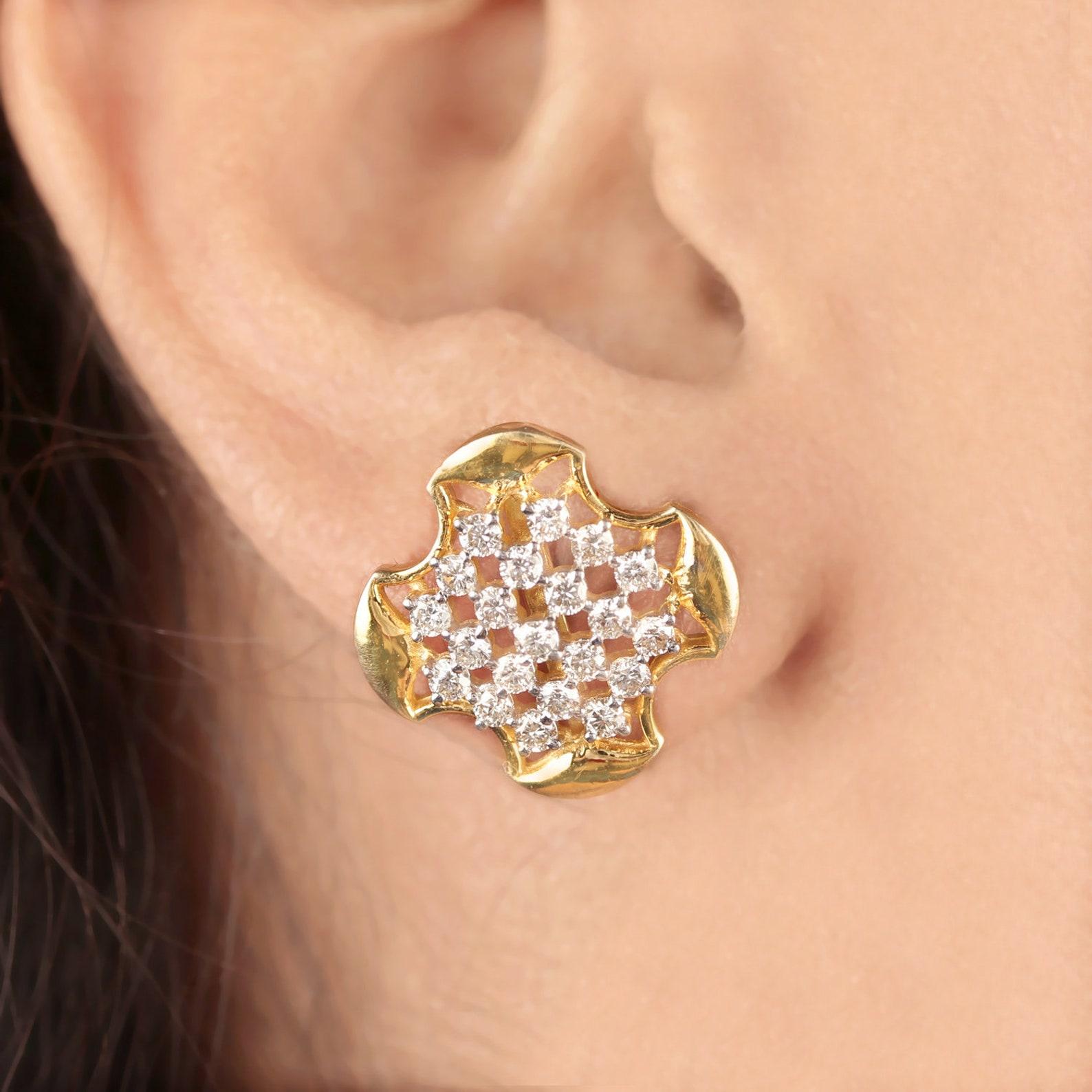 Taglio rotondo Orecchini a perno in oro giallo 14k Nature Diamond Unique Dainty Valentine Earrings . in vendita