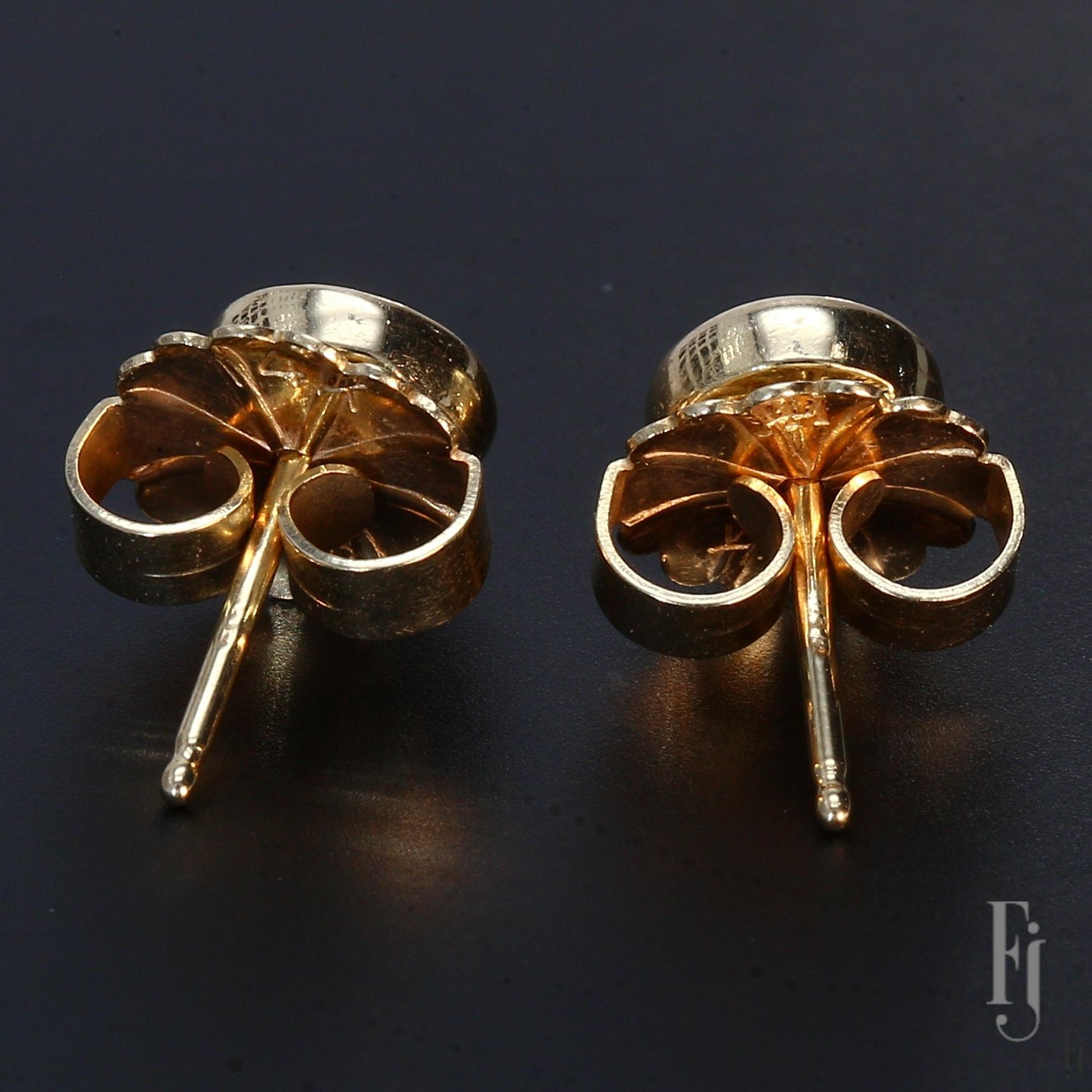 Taglio rotondo 14k Yellow Gold Stud Earrings with a 1.0ct G/SI2 White Diamond in Each in vendita