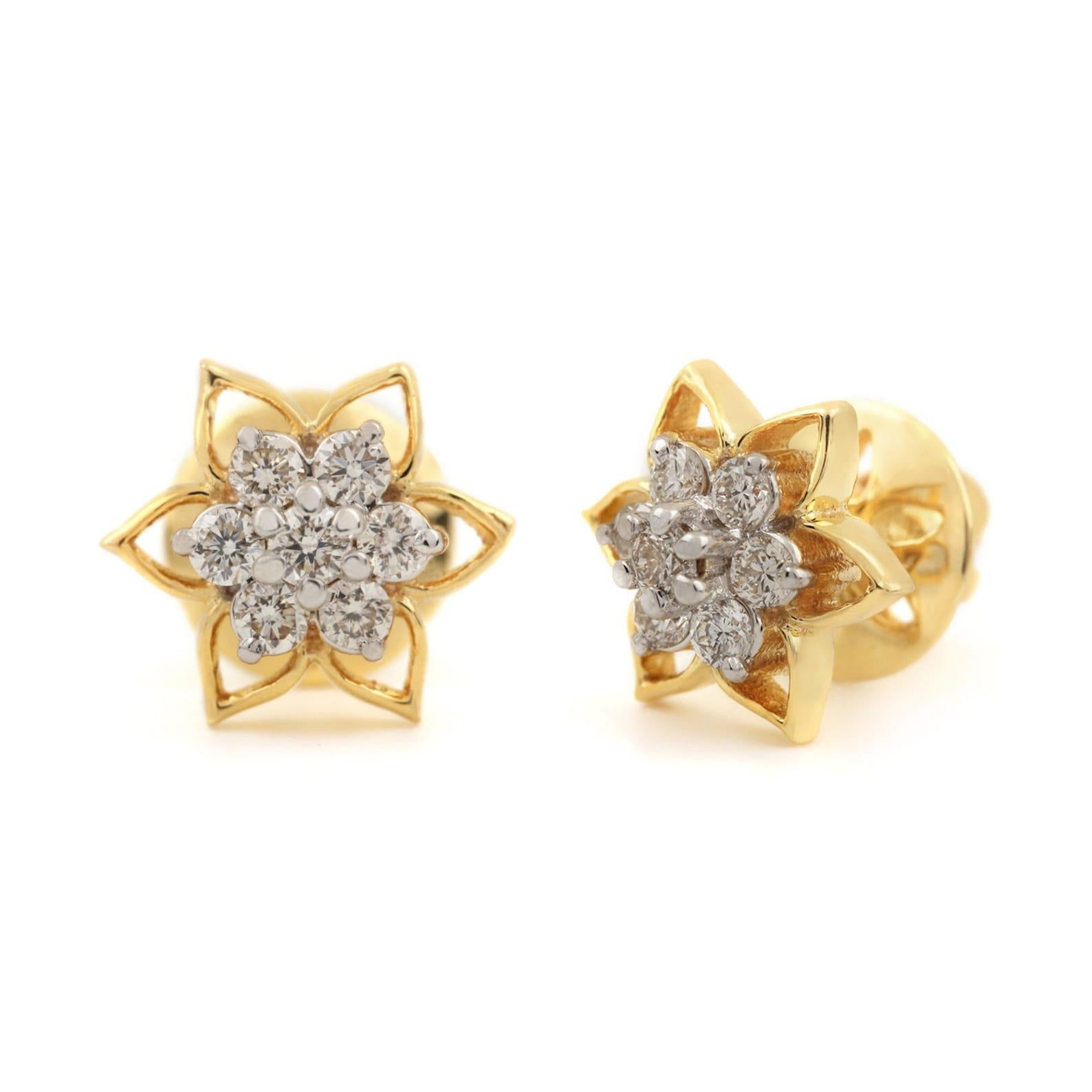 Taille brillant Clous d'oreilles d'anniversaire style fleur en or jaune 14 carats avec diamants naturels en vente