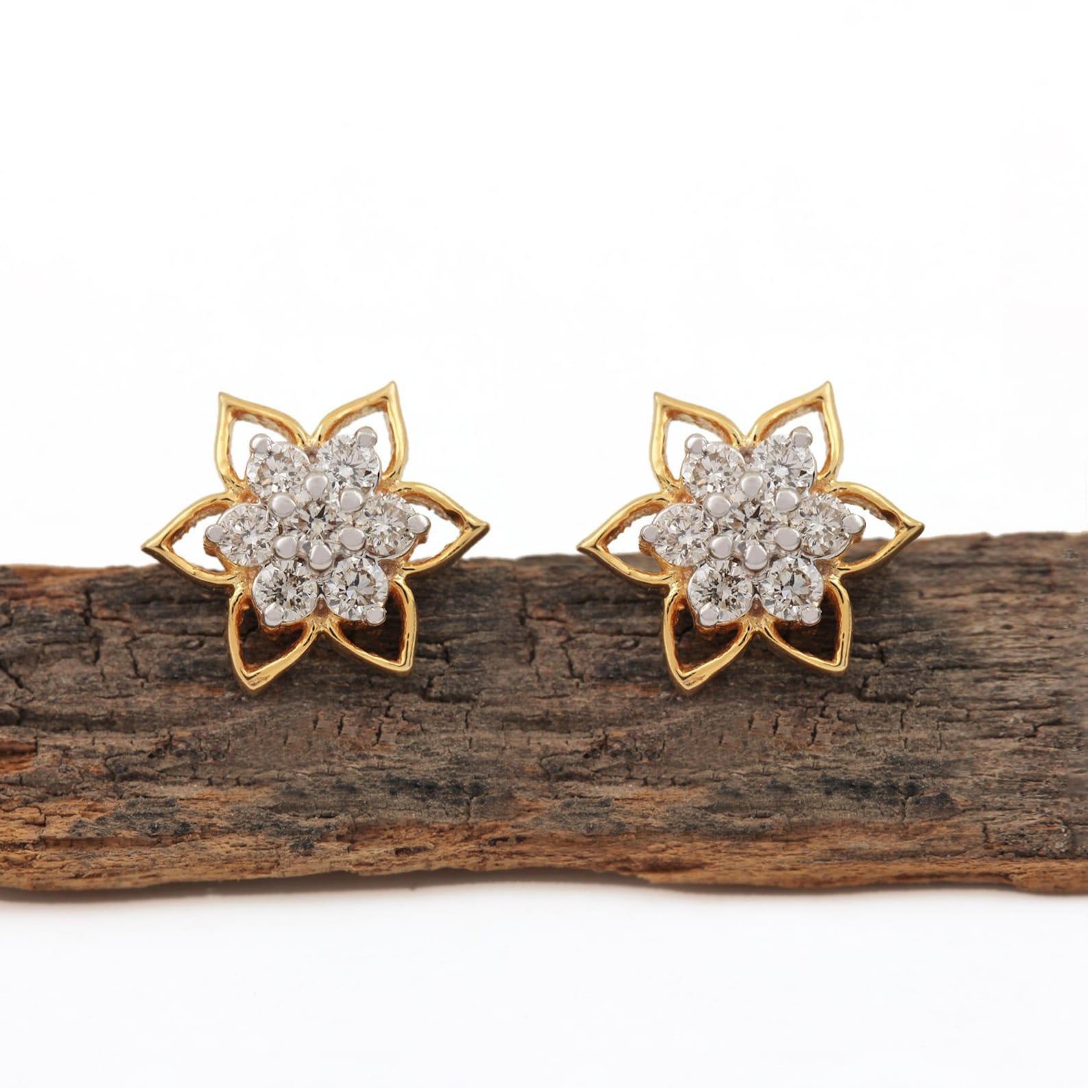 Clous d'oreilles d'anniversaire style fleur en or jaune 14 carats avec diamants naturels Neuf - En vente à Chicago, IL