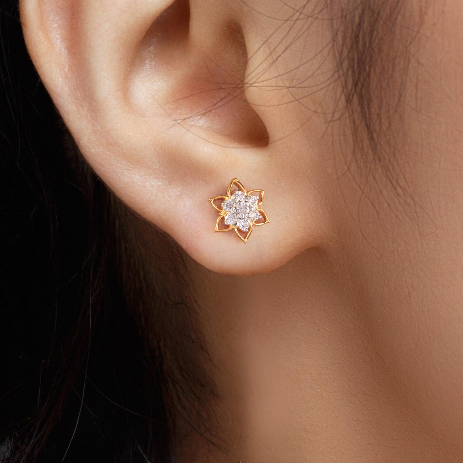 Clous d'oreilles d'anniversaire style fleur en or jaune 14 carats avec diamants naturels Unisexe en vente