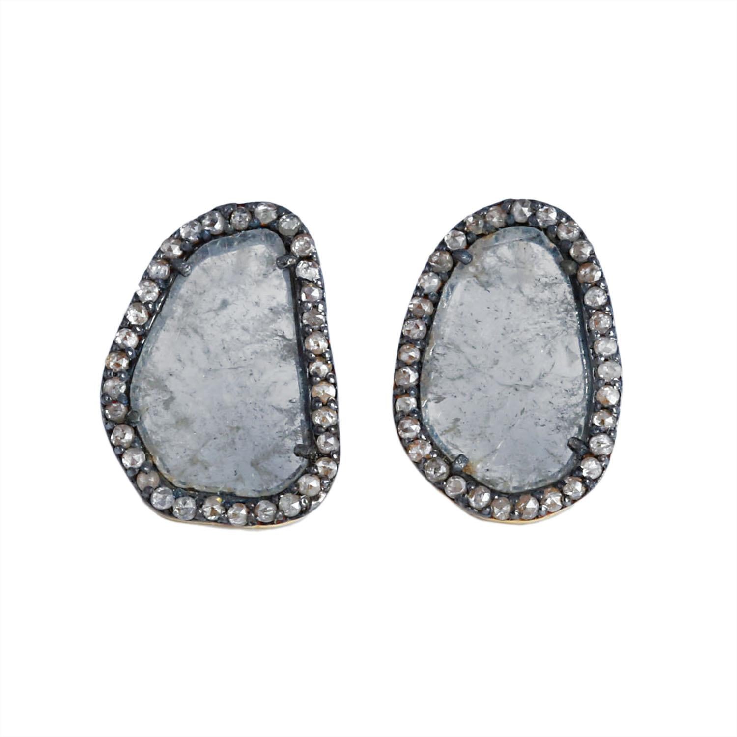 Boucle d'oreille avec un diamant de 2,23 carats. Le poids brut total du clou d'oreille est de 2,150 grammes, le poids de l'or est de 0,280 gramme et le poids de l'argent 925 est de 1,424 gramme. La boucle d'oreille a  serti clos et découverte de