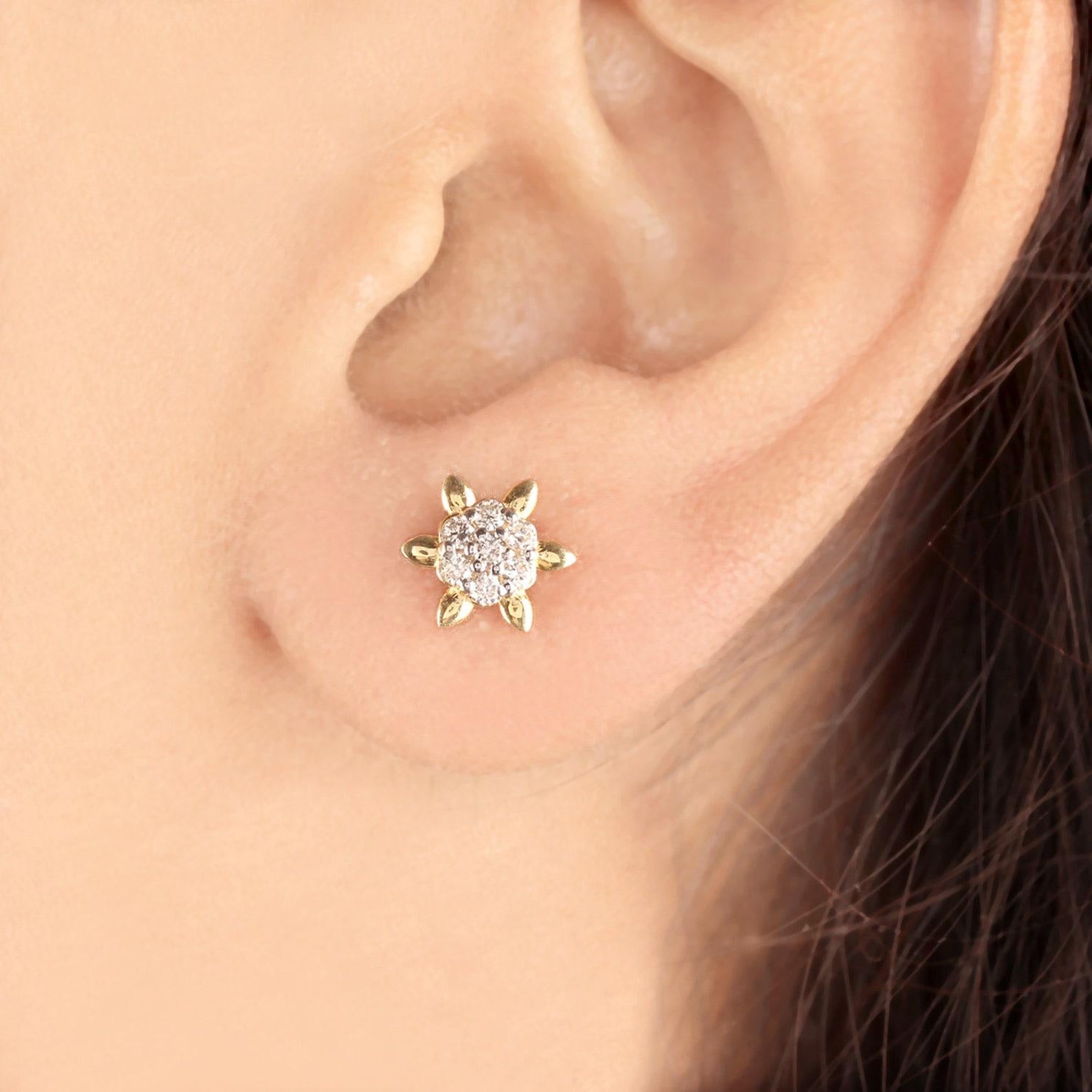 Orecchino con borchie in oro giallo 14k Nature Pave Diamond Regalo di nozze unico per lei. in vendita 4