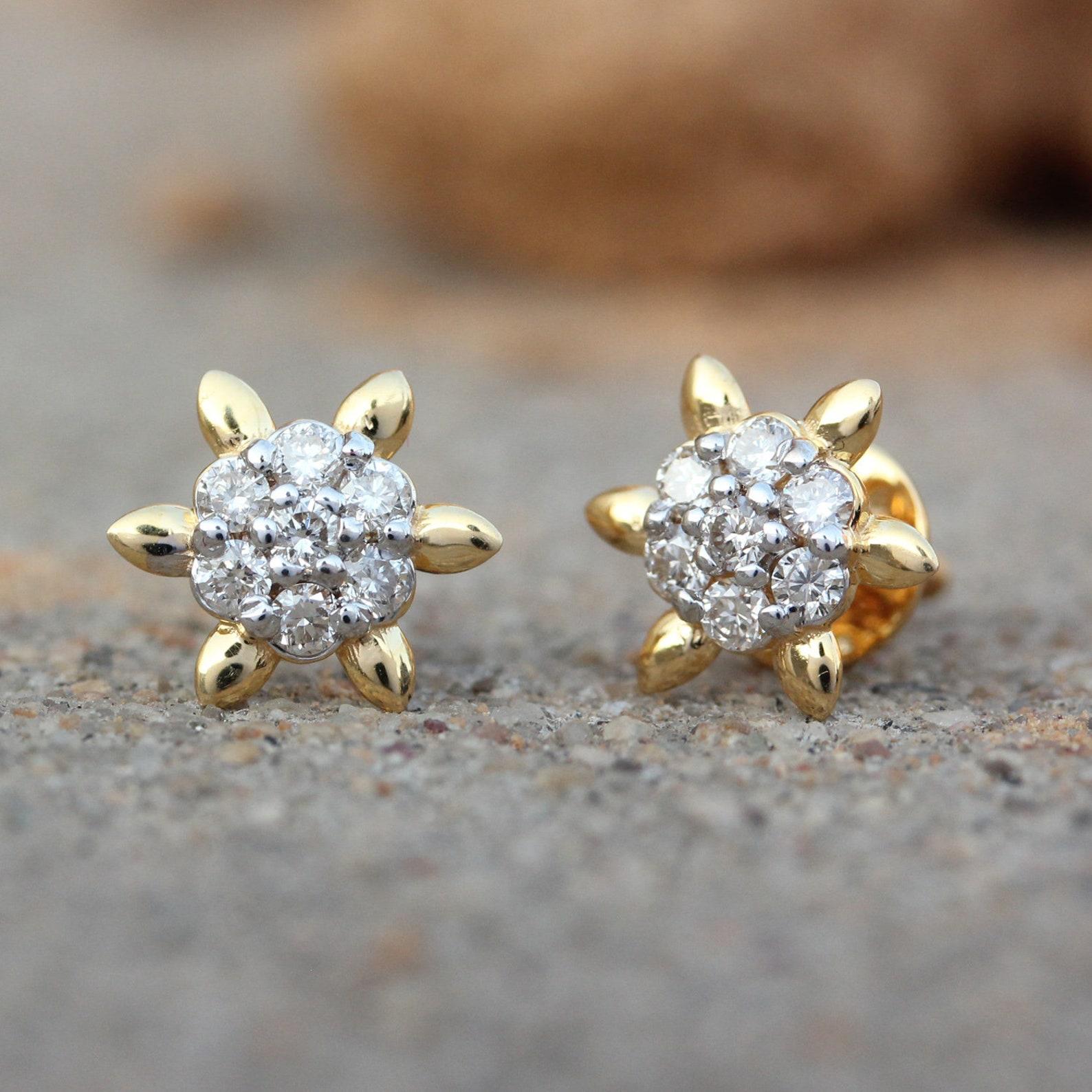 Orecchino con borchie in oro giallo 14k Nature Pave Diamond Regalo di nozze unico per lei. in vendita 2