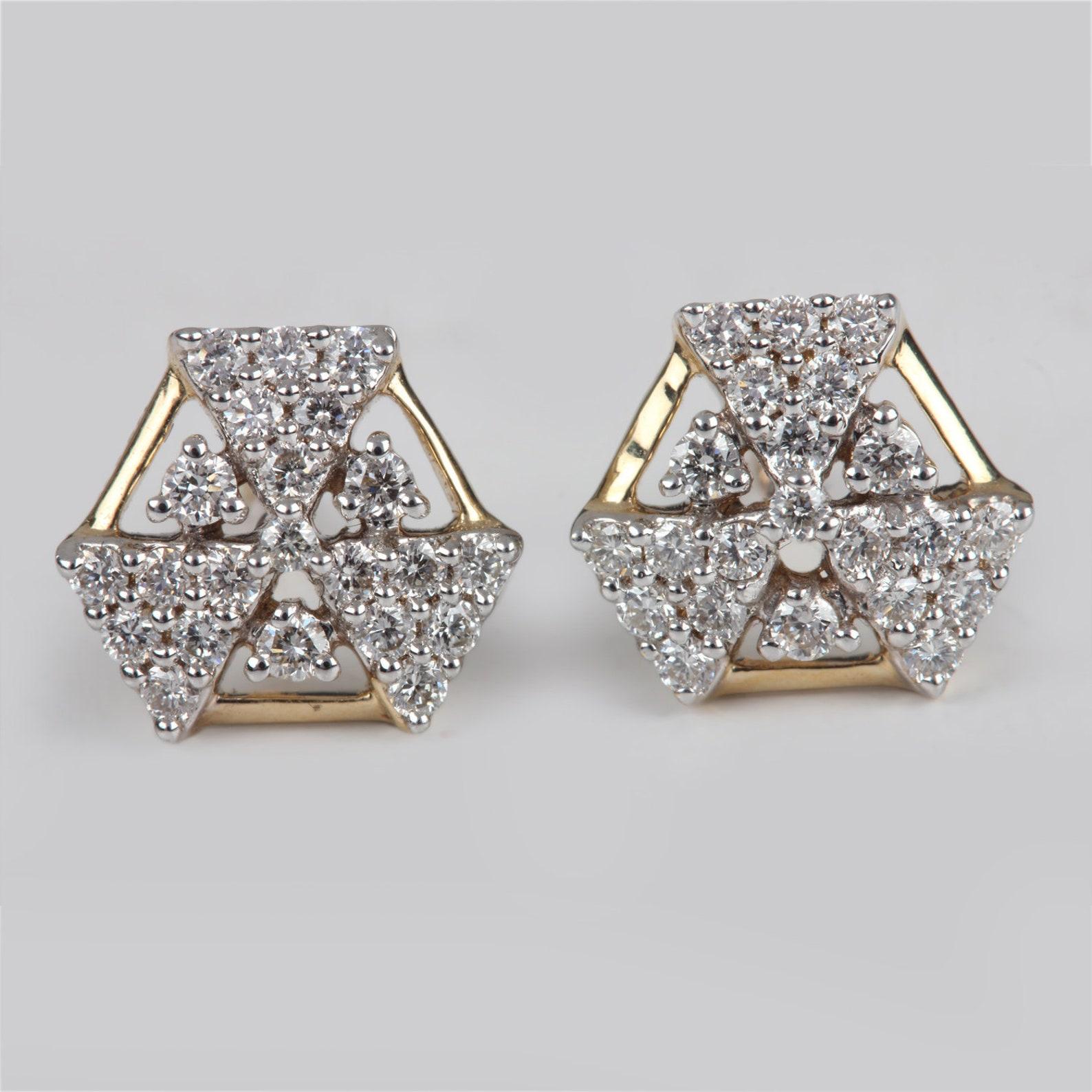 Taglio rotondo Orecchini con borchie in oro giallo 14k a forma di triangolo con diamanti naturali per donna. in vendita
