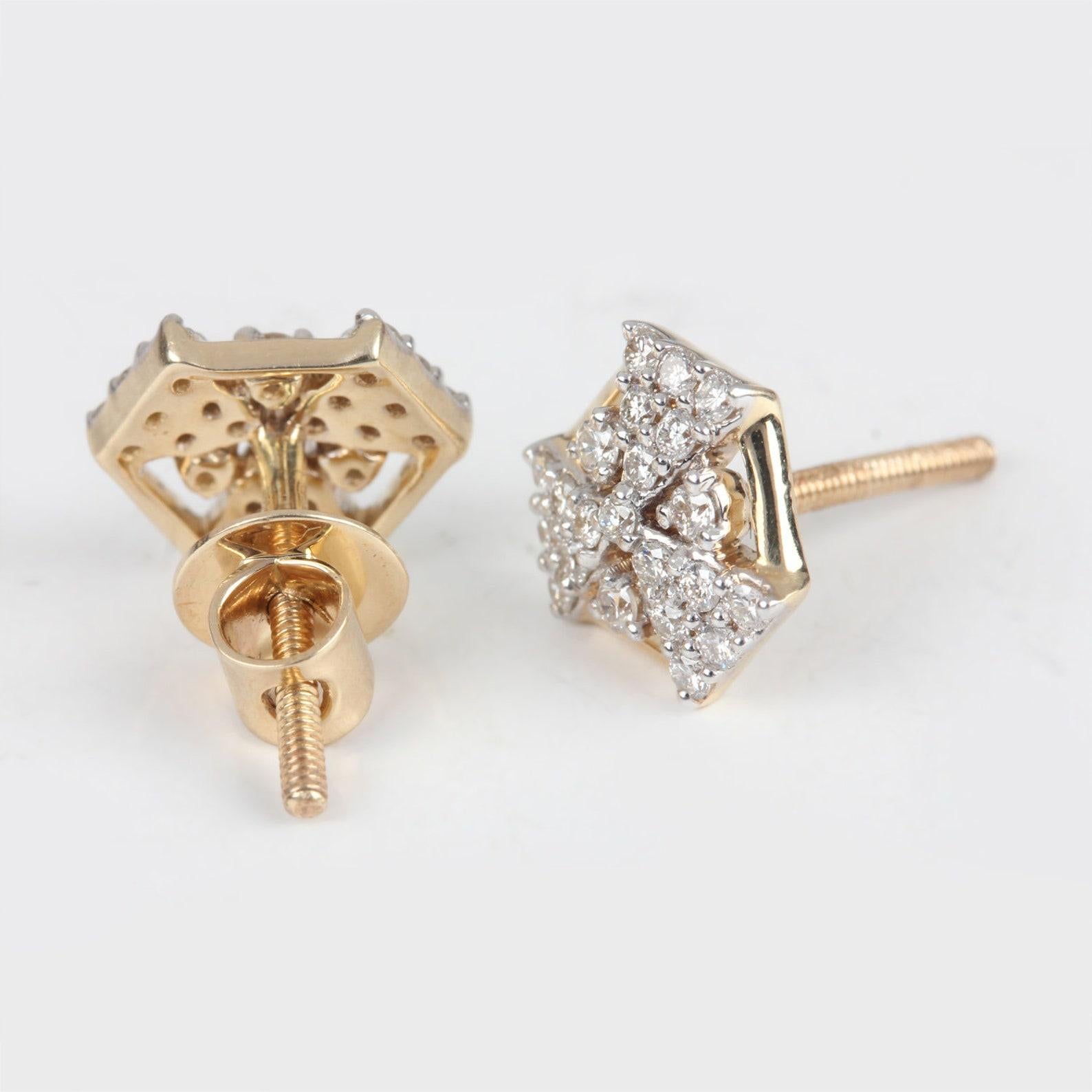 Orecchini con borchie in oro giallo 14k a forma di triangolo con diamanti naturali per donna. In condizioni Nuovo in vendita a Chicago, IL