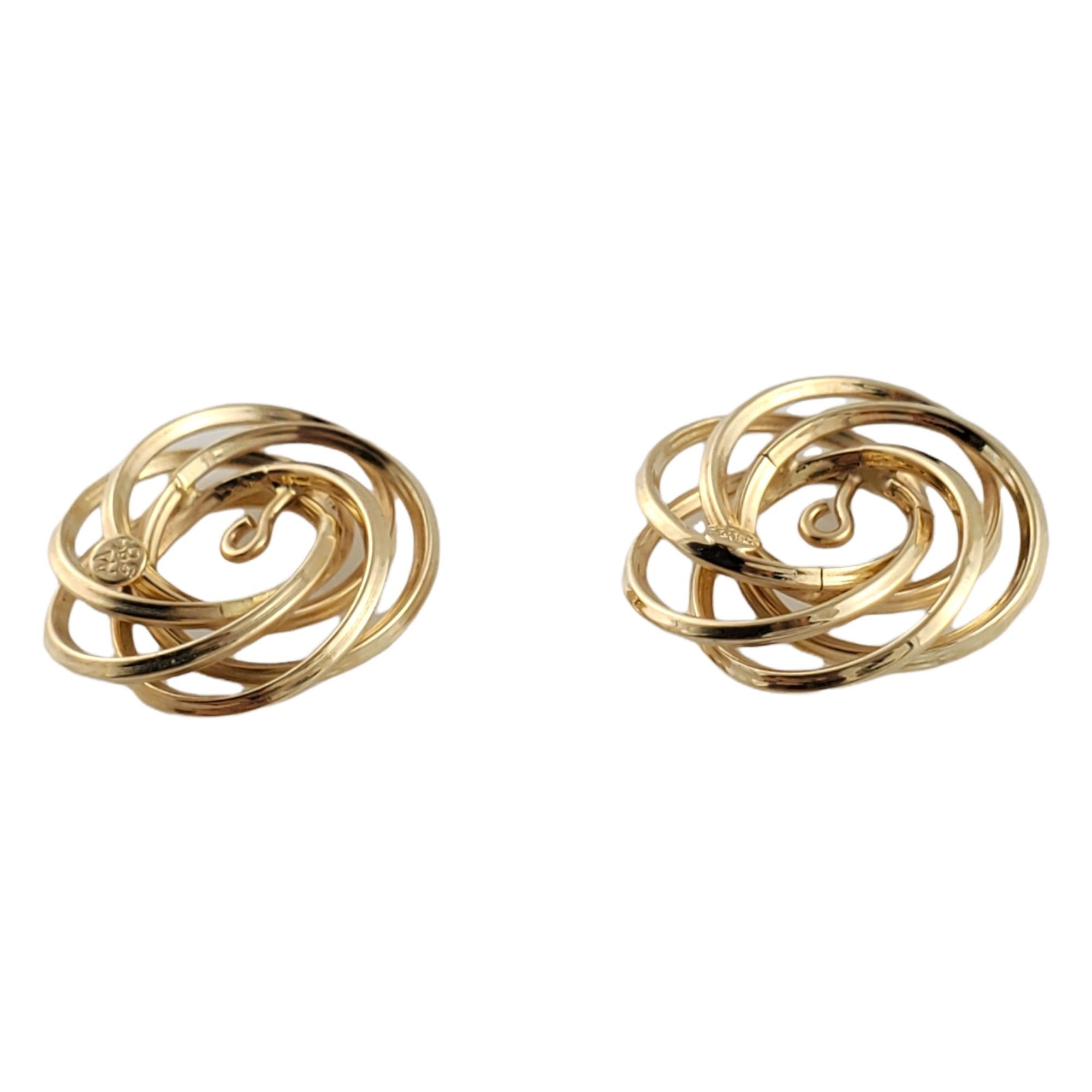 Vintage 14K Yellow Gold Swirl Earring Jackets

Beautiful pair of 14K yellow gold earring jackets designed to perfection!

Size: 17.5 mm diameter

Weight: 2.1 g/ 1.3 dwt

Hallmark: AA 585

*Pearl studs not included*

Very good condition,