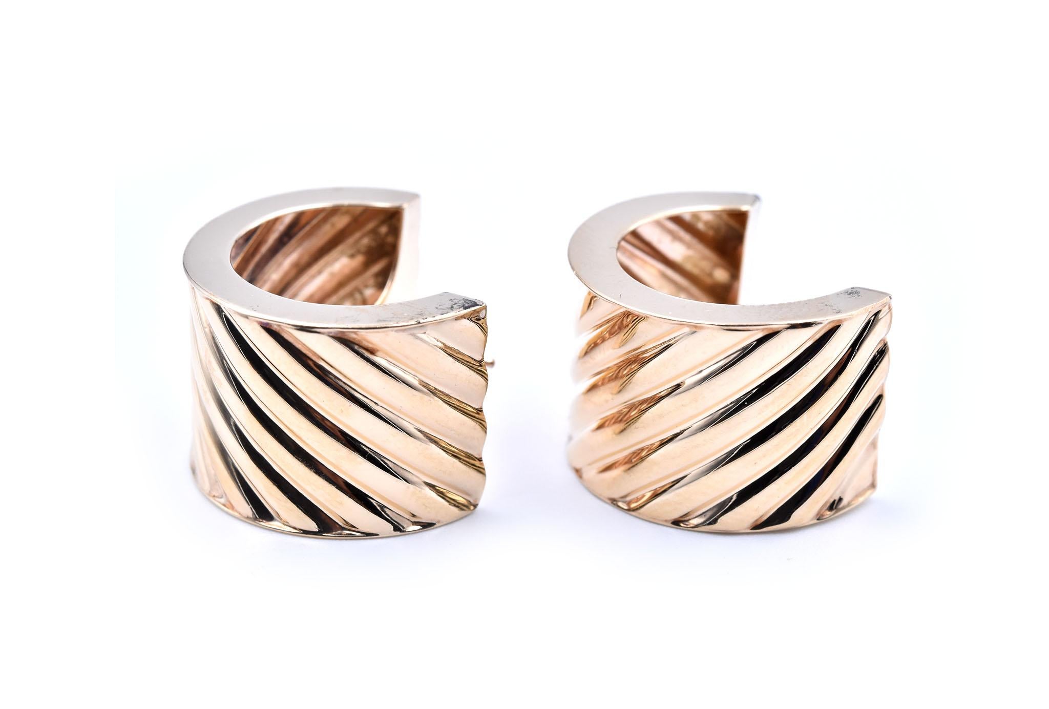 14 Karat Yellow Gold Swirl Huggie Earrings Signed “AW” In Excellent Condition In Scottsdale, AZ