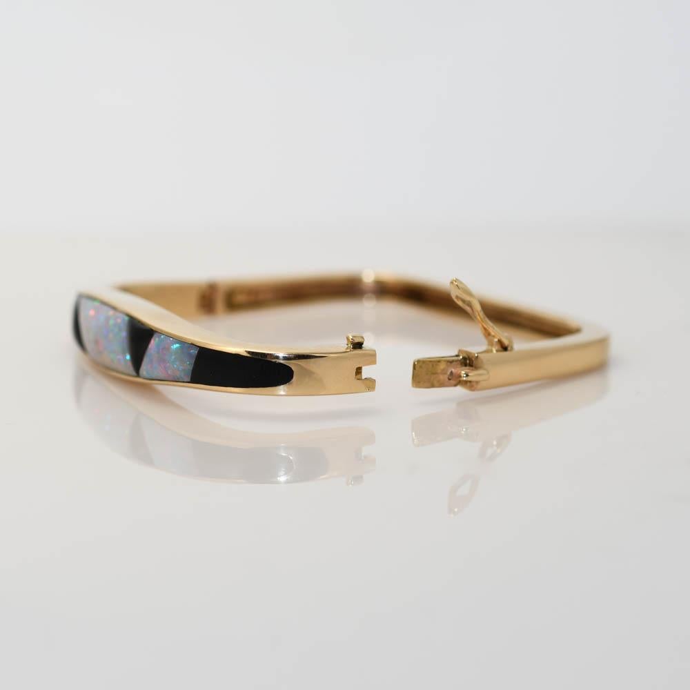 14K Yellow Gold Synthetic Opal & Onyx Bangle Bracelet 26.5g In Excellent Condition For Sale In Laguna Beach, CA