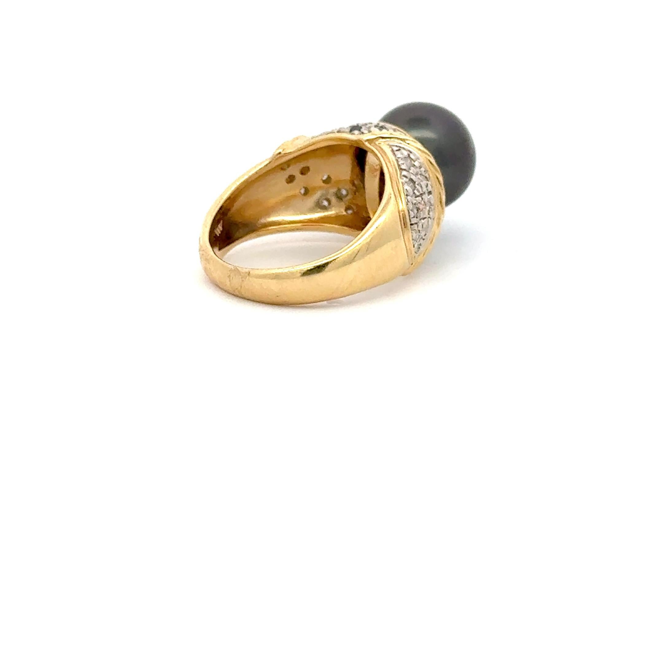 14K Yellow Gold Tahitian Pearl and Diamond Statement Ring In condizioni buone in vendita a Los Angeles, CA