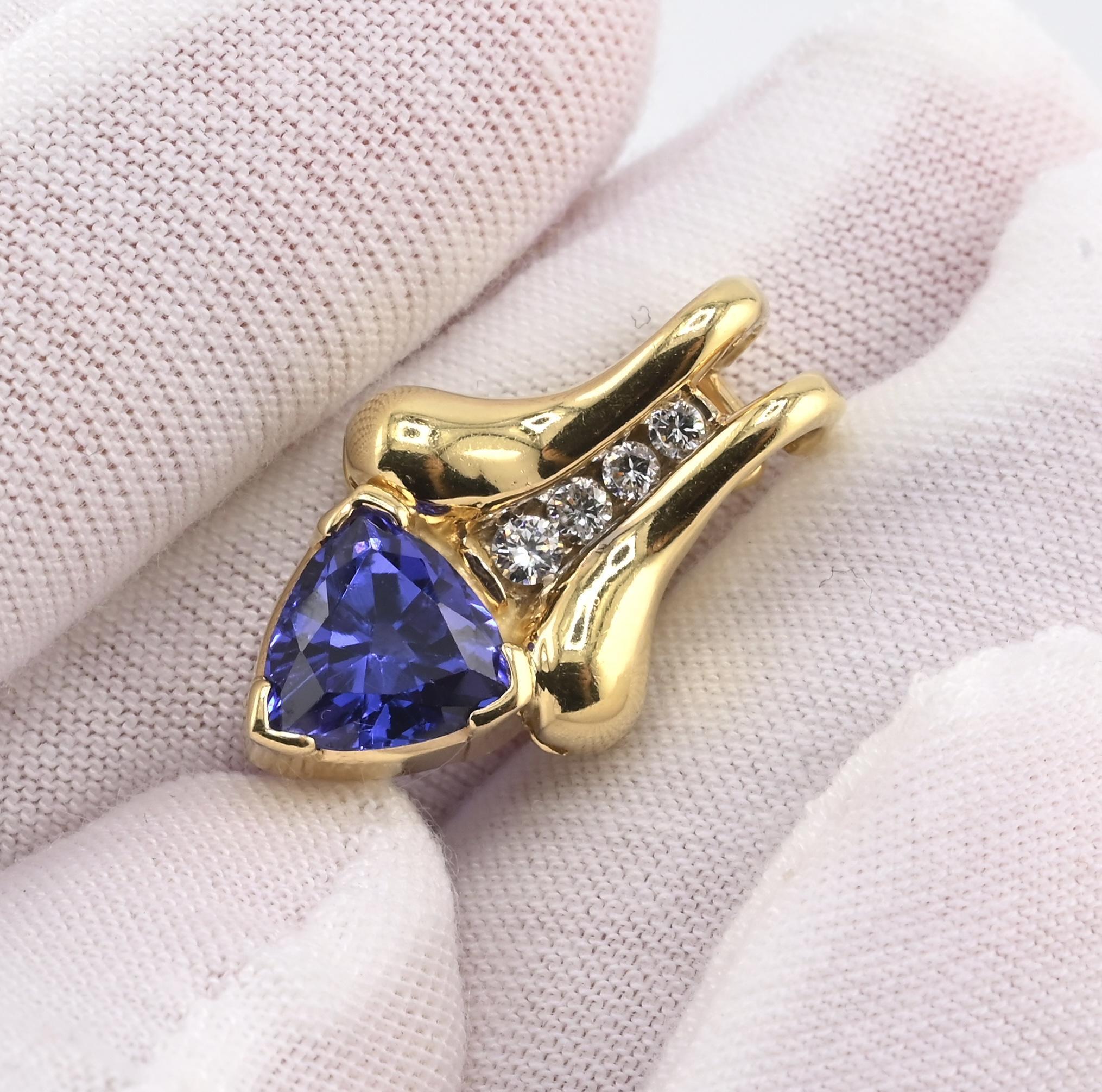 Taille trillion Pendentif en or jaune 14K Tanzanite et diamant • 5.25g • 1.40-1.50ct Tanzanite en vente