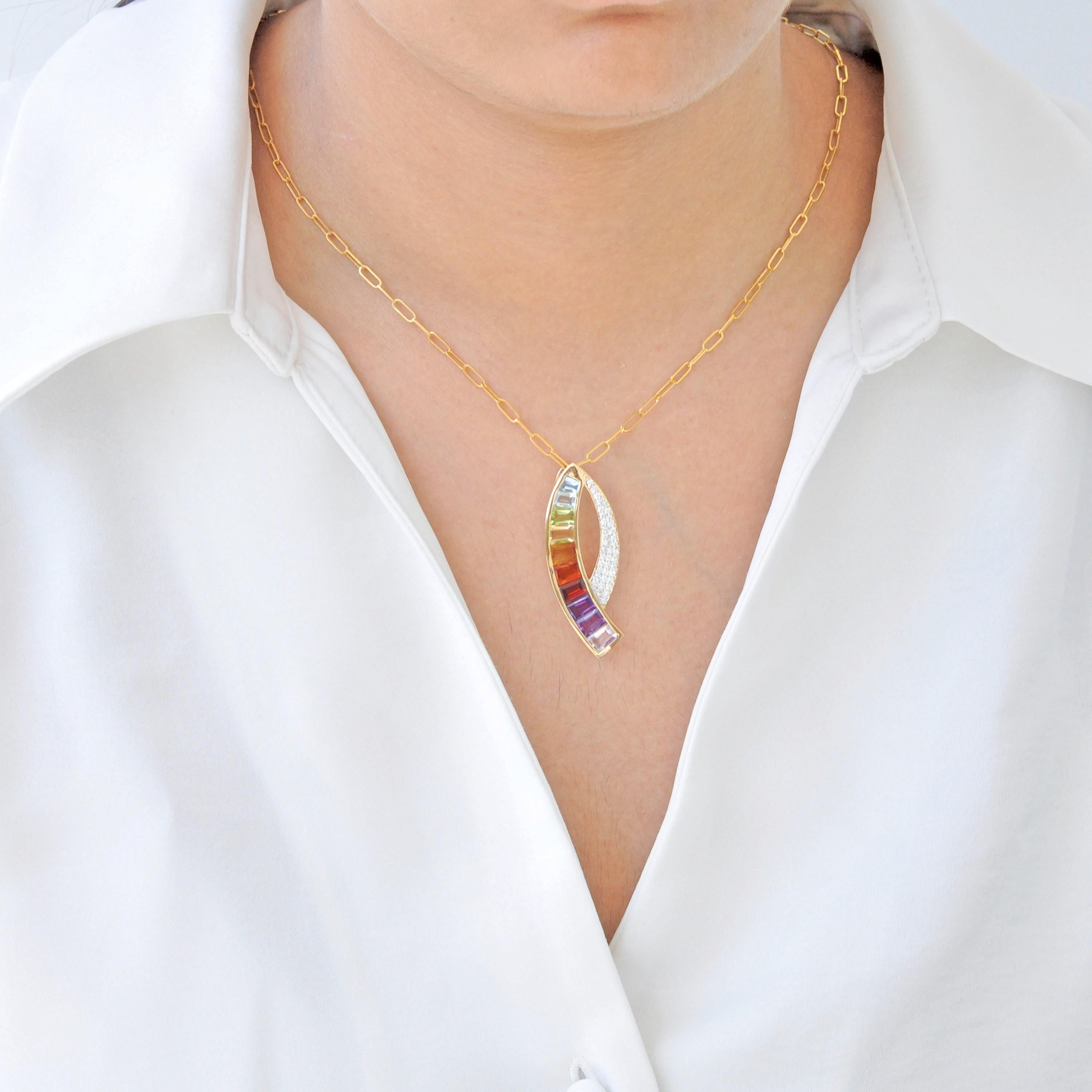 Ciondolo a forma di cono in oro giallo 14K con gemme arcobaleno e diamanti, con una curva moderna. in vendita 4