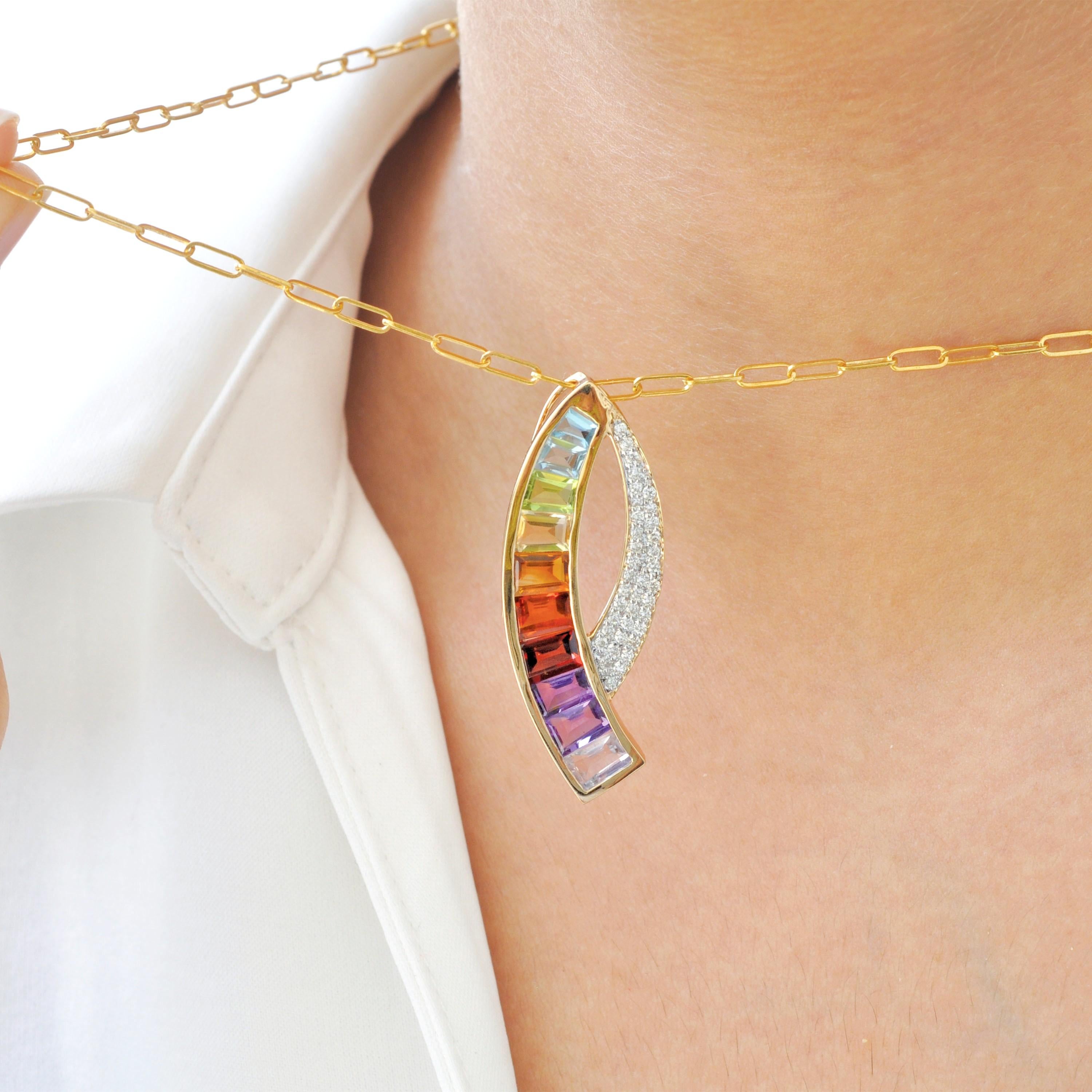 Contemporaneo Ciondolo a forma di cono in oro giallo 14K con gemme arcobaleno e diamanti, con una curva moderna. in vendita
