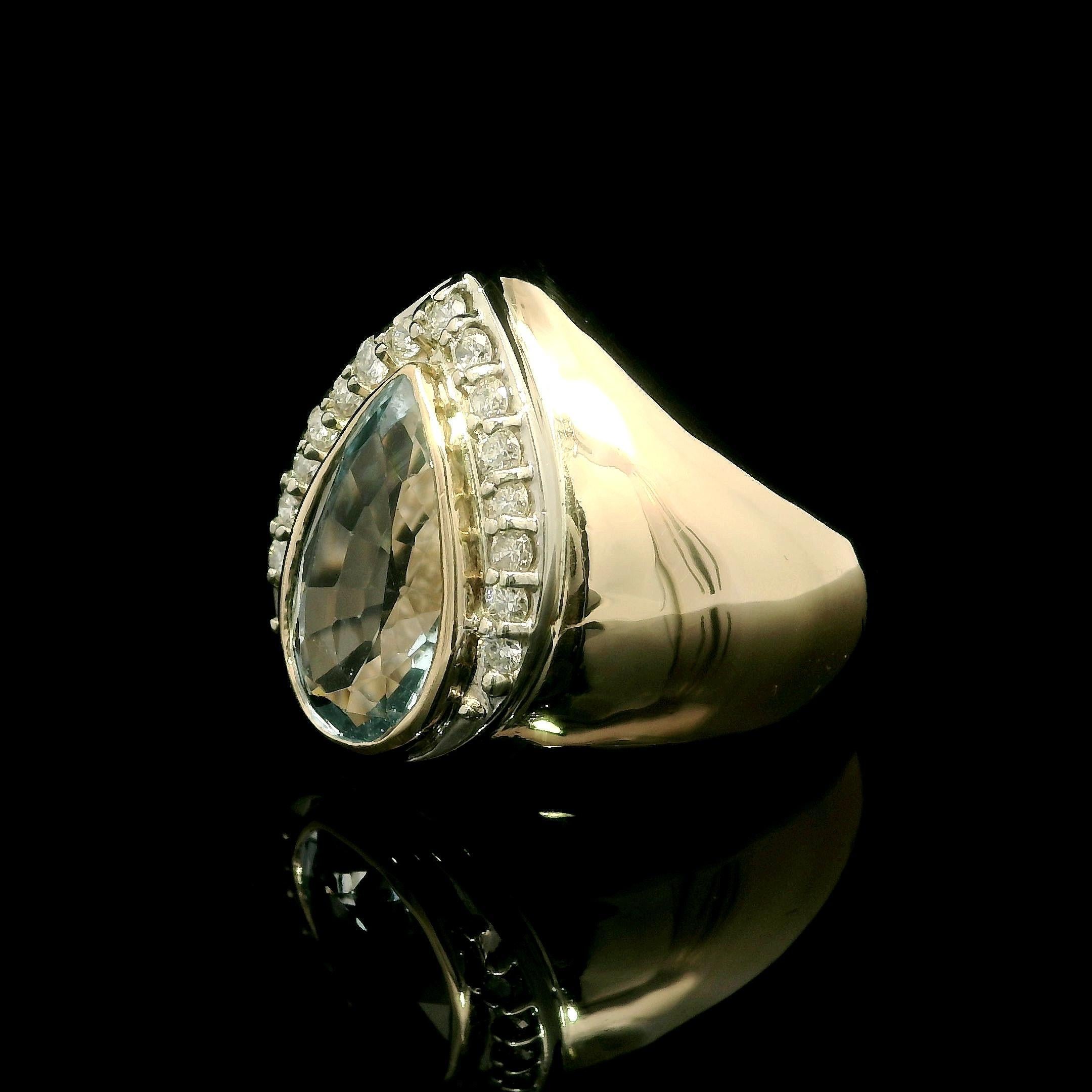 Taglio a goccia Anello da cocktail a goccia in oro giallo 14k con castone incastonato di topazio blu e diamanti in vendita