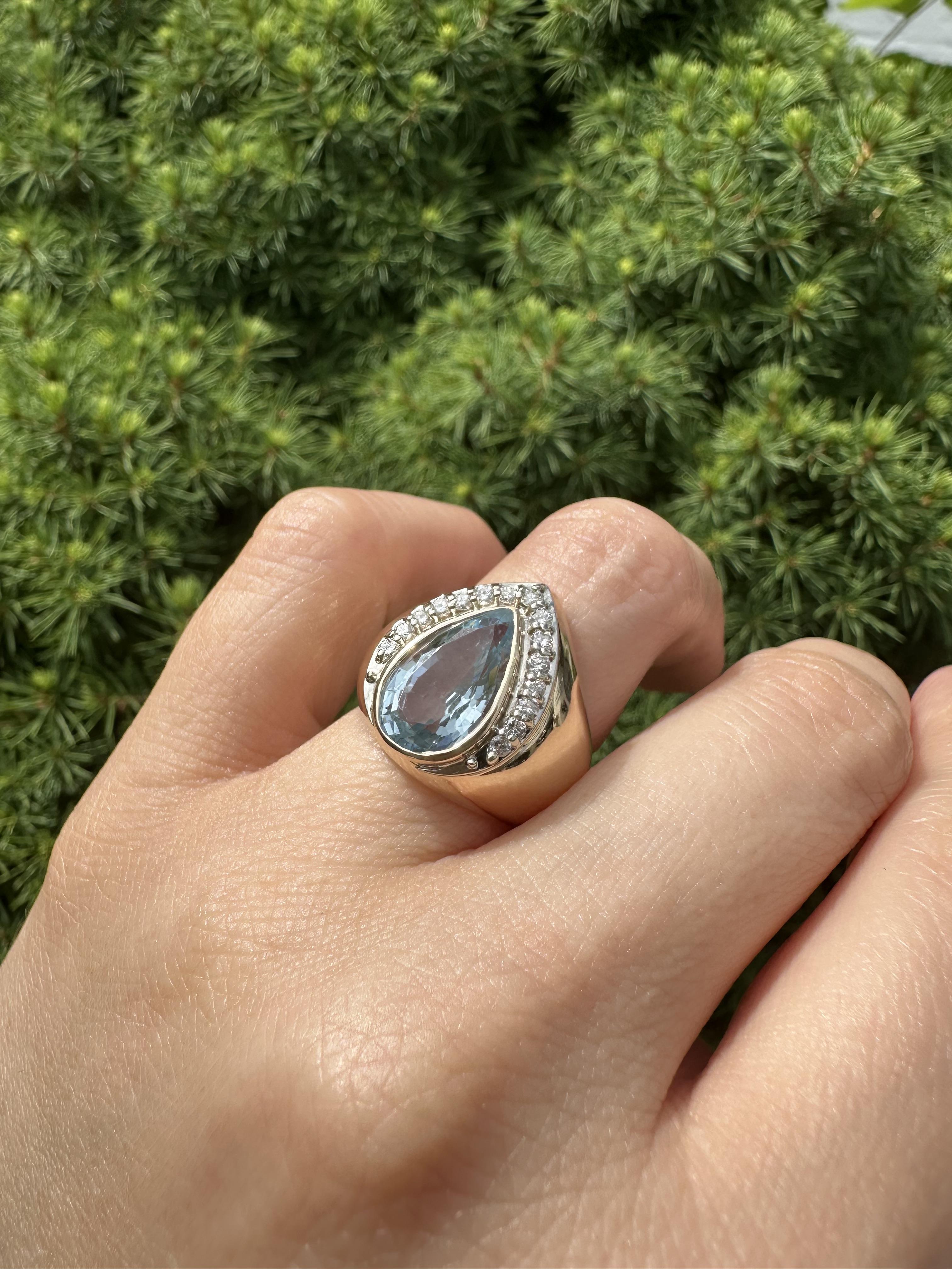 Donna Anello da cocktail a goccia in oro giallo 14k con castone incastonato di topazio blu e diamanti in vendita