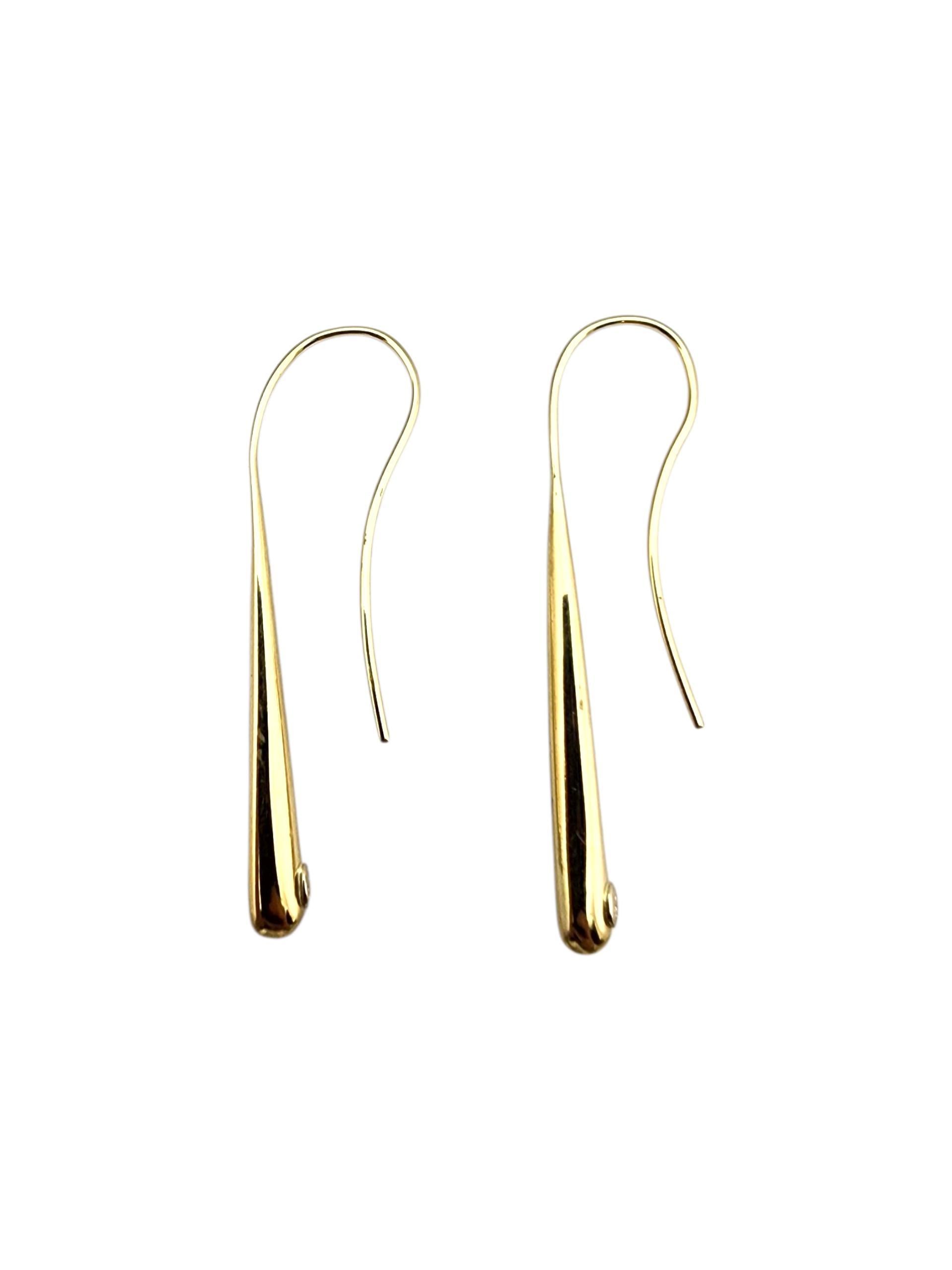 14k Yellow Gold Teardrop Dangle Earrings-

14K yellow gold teardrop earrings featuring a sleek, elegant silhouette—perfect for adding a touch of sophistication.

Size: 51.5 mm x 5 mm / 2