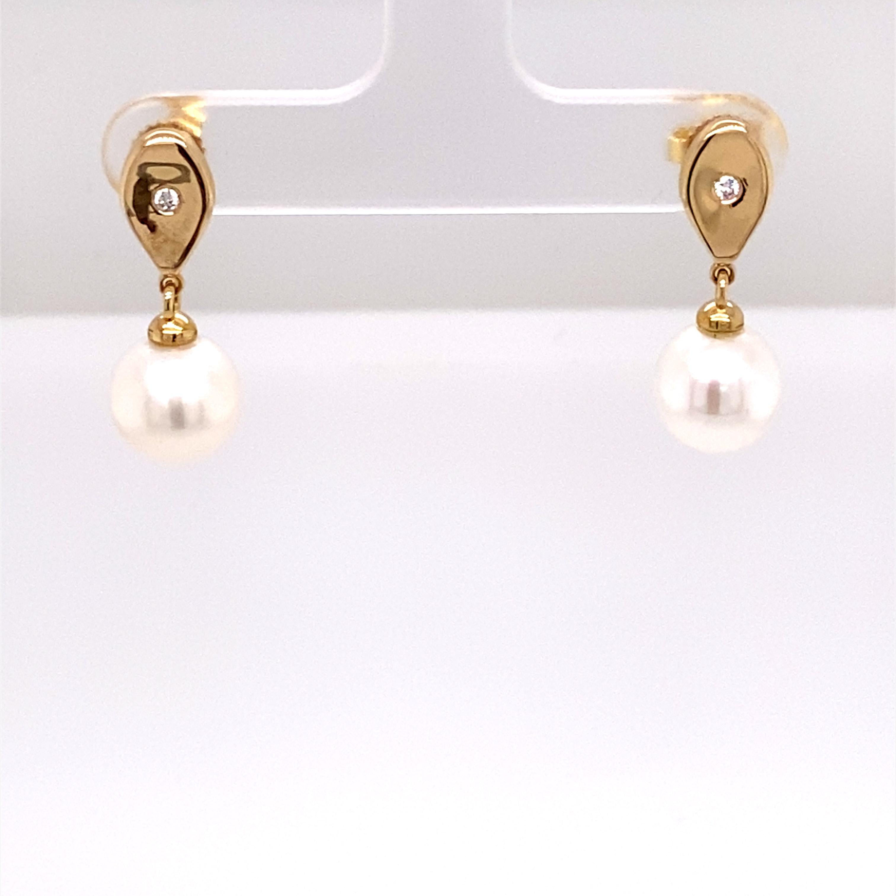 Designed for everyday wear these pearl earrings add a touch of effortless glamour to your day.
Polished 14K Yellow Teardrop with a little sparkling diamond with a lustrous 8mm round white freshwater pearl drop.
A timeless style that is light and