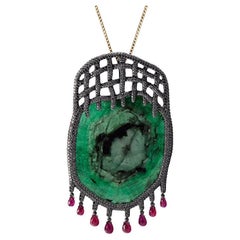 Pendentif trapèze en or jaune 14 carats avec émeraudes, diamants noirs et rubis