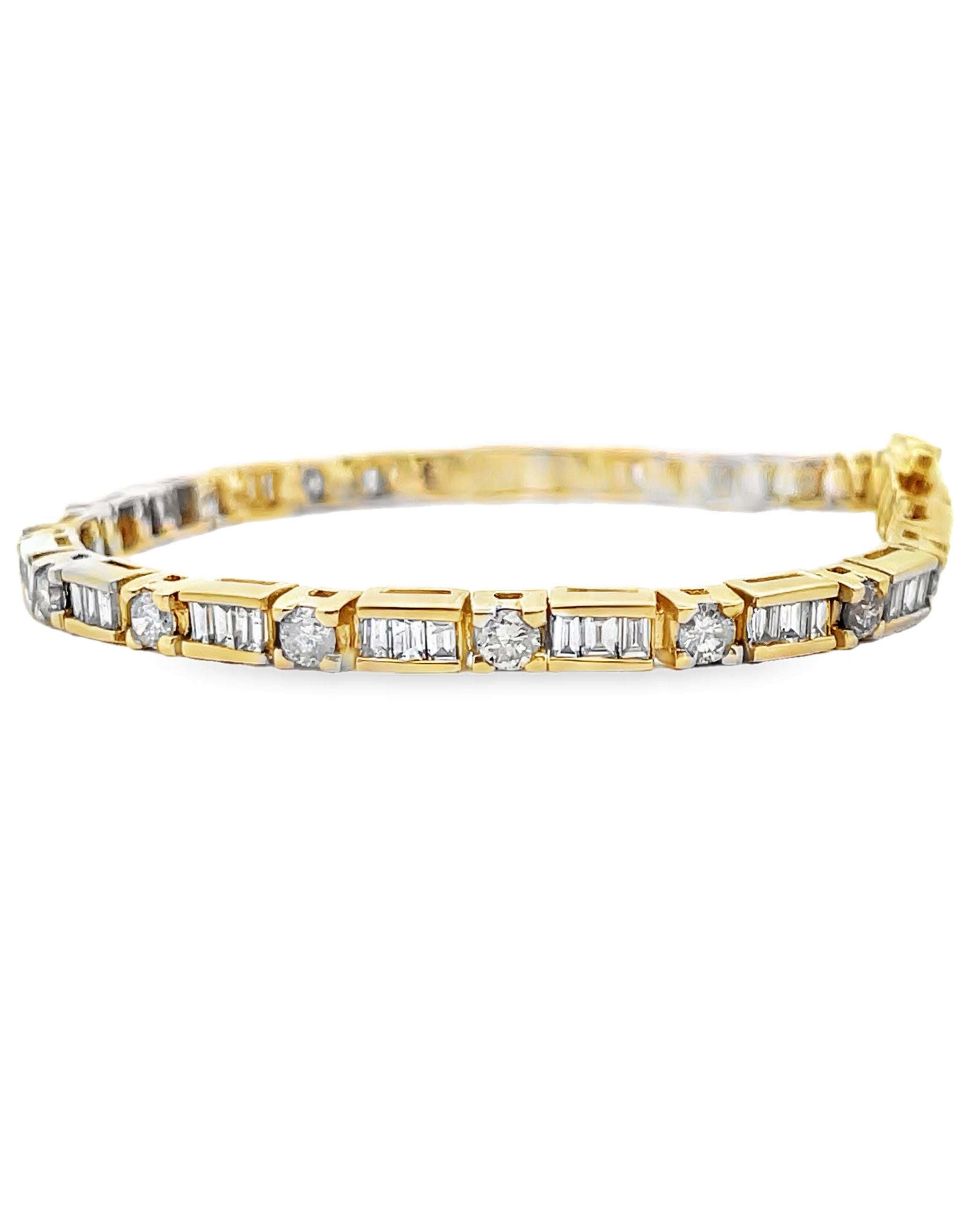 Bracciale tennis in oro giallo 14K con 57 diamanti baguette per un totale di 4,30 carati e 19 diamanti rotondi per un totale di 2,65 carati.

I diamanti hanno un colore J e una purezza VS2/SI.

Il video e le foto sono inclusi qui; saremo lieti di