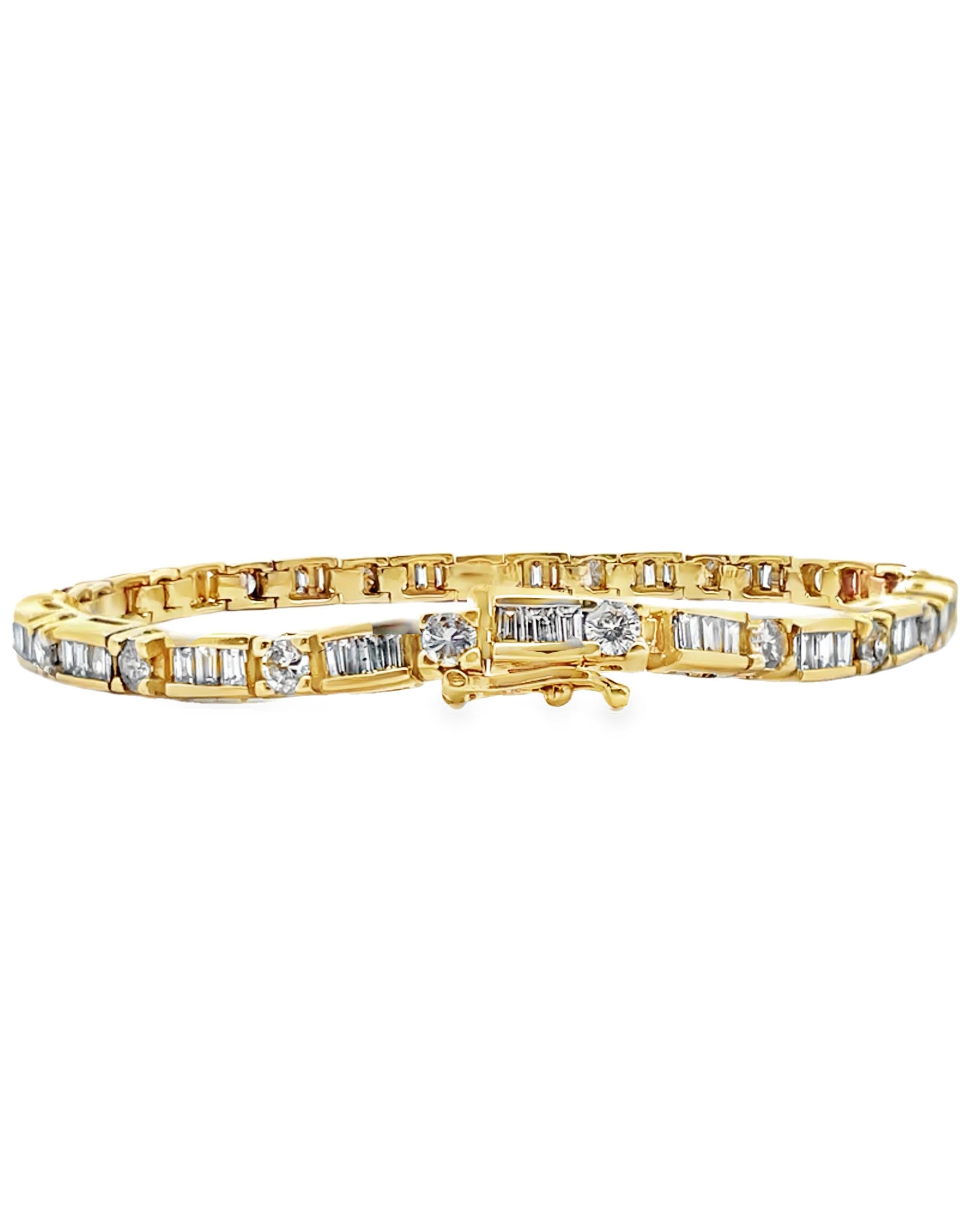 Contemporaneo Bracciale Tennis in oro giallo 14K con 4,30 carati di diamanti baguette e 2,65 carati di diamanti tondi in vendita