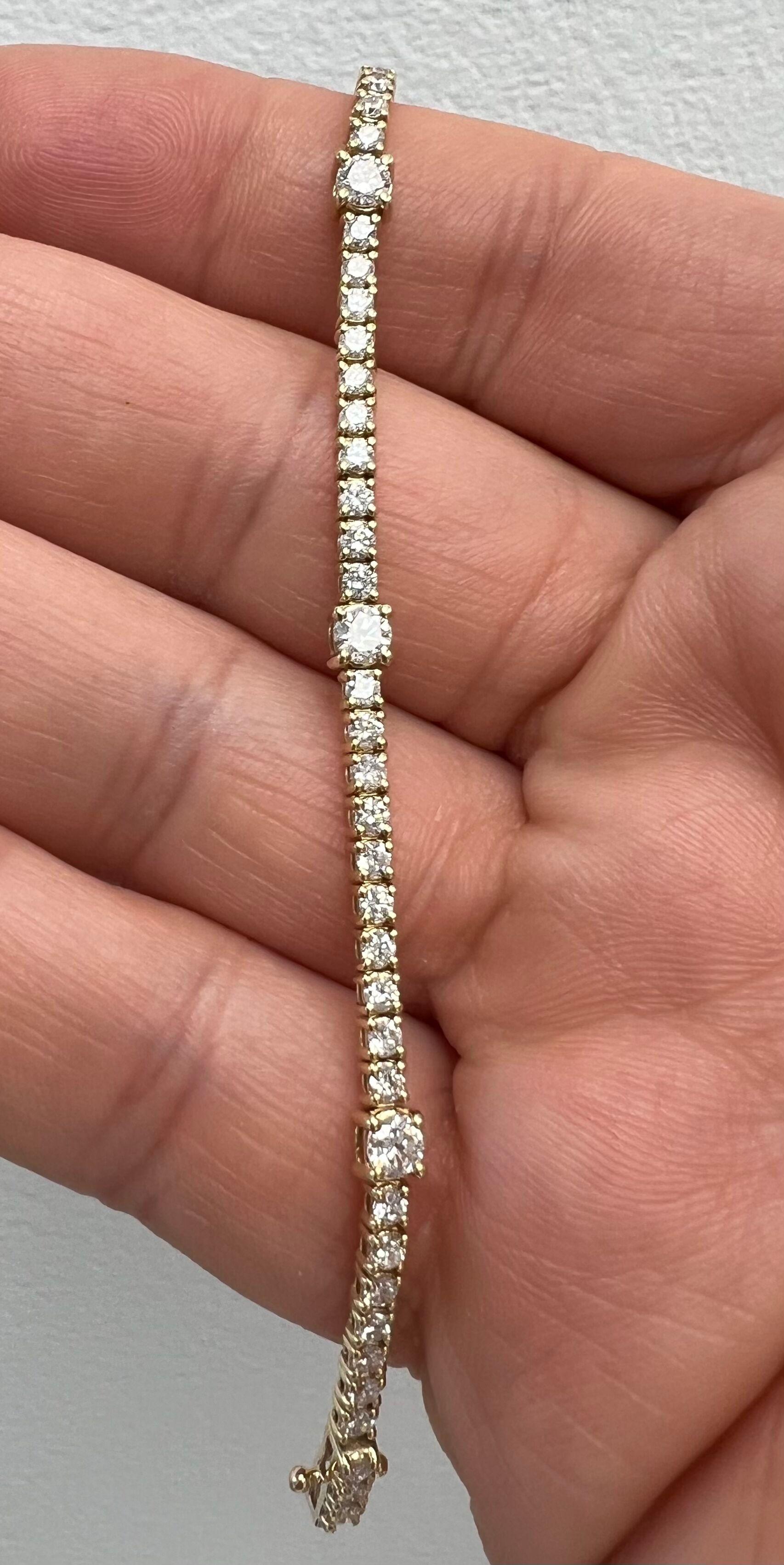 Einzigartiges Tennisarmband mit fünf größeren Diamanten.
Das klassische Armband mit einem eleganten und einzigartigen Twist.
14k Gelbgold
Anzahl der kleinen Diamanten: 60 - Gewicht der kleinen Diamanten: 2,55 Karat                                   