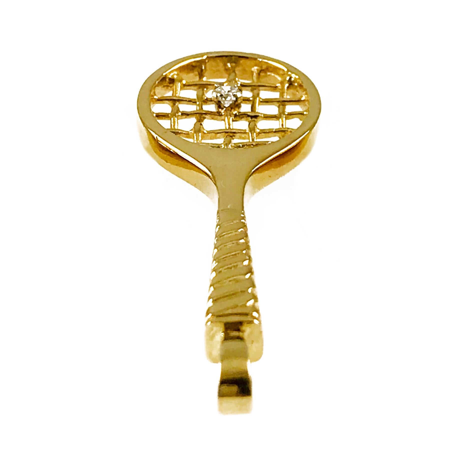 Pendentif raquette de tennis en or jaune 14K. Parfait pour les amateurs de tennis, ce charmant pendentif est fabriqué à la main de manière experte en or jaune 14K. Le manche texturé et le cordage doré de la raquette sont d'une grande finesse.