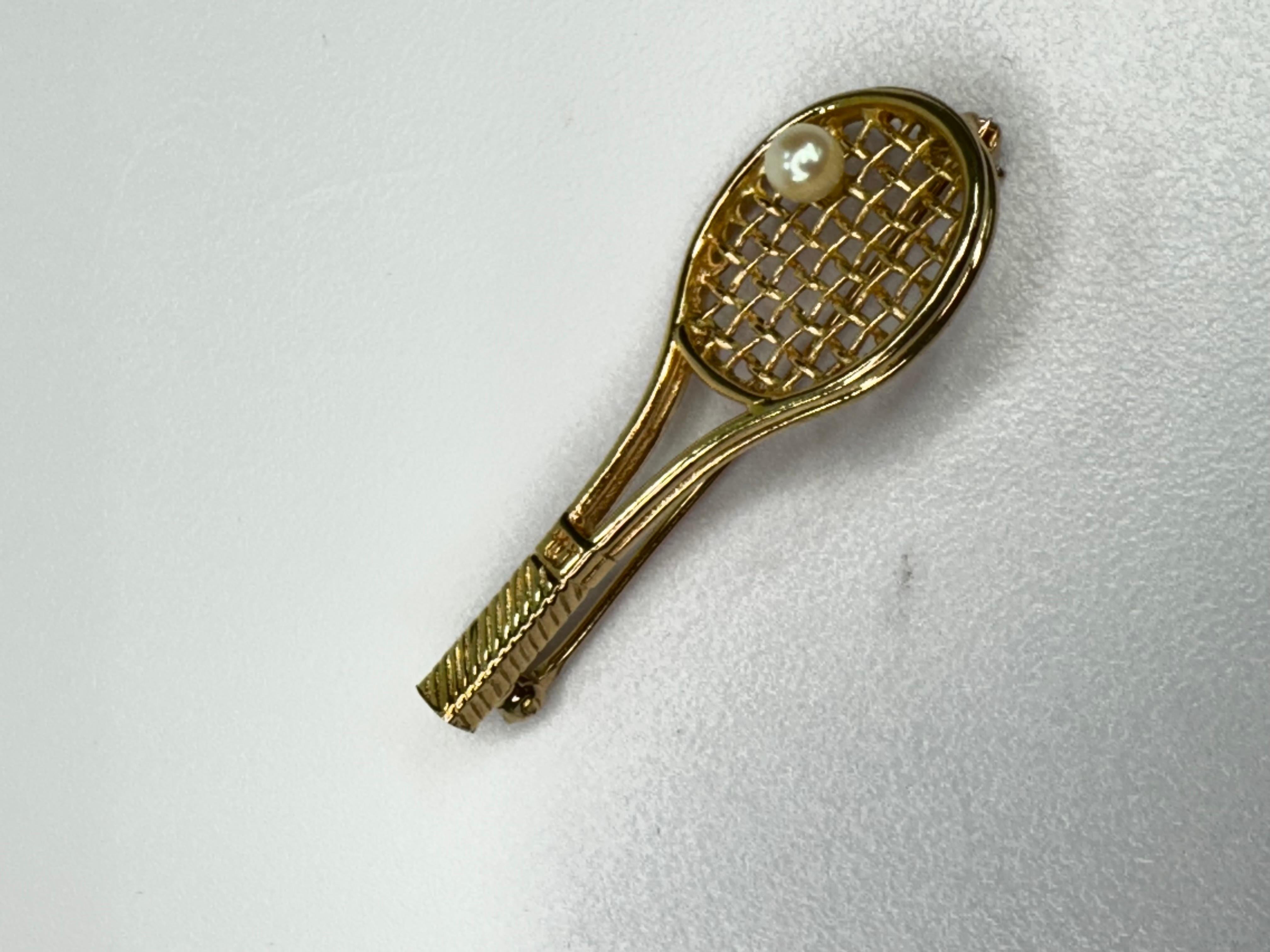 Art déco Raquette de tennis en or jaune 14 carats avec broche en perles en vente