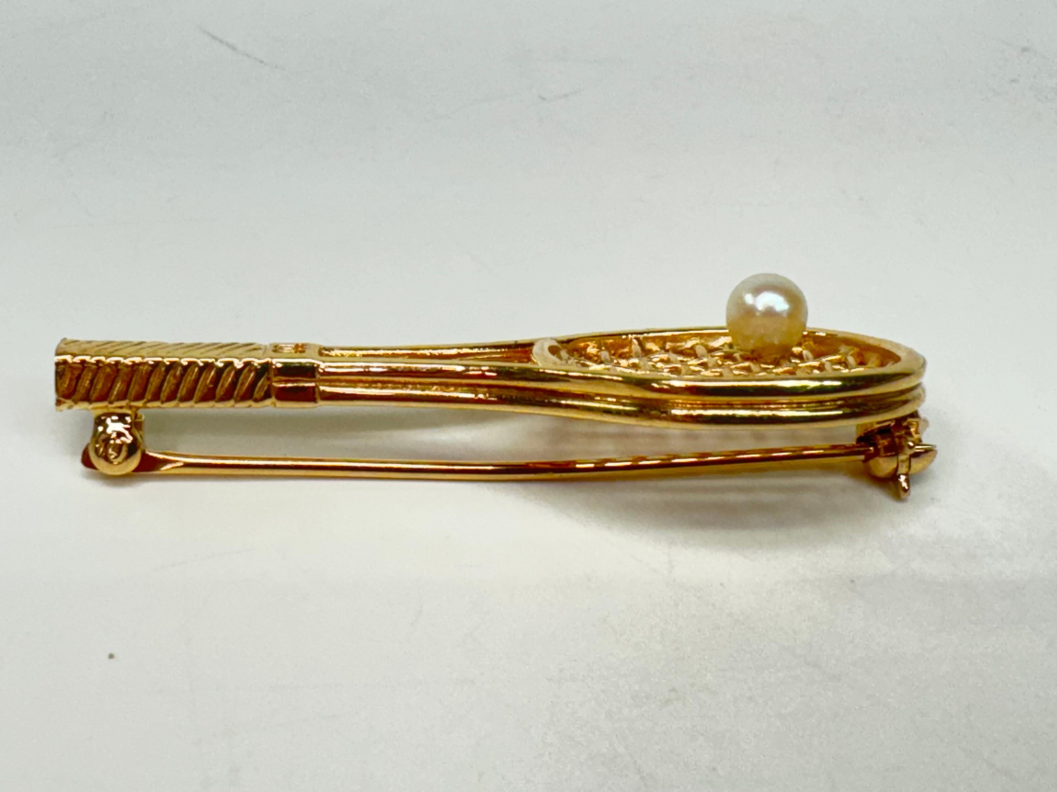 Taille ronde Raquette de tennis en or jaune 14 carats avec broche en perles en vente
