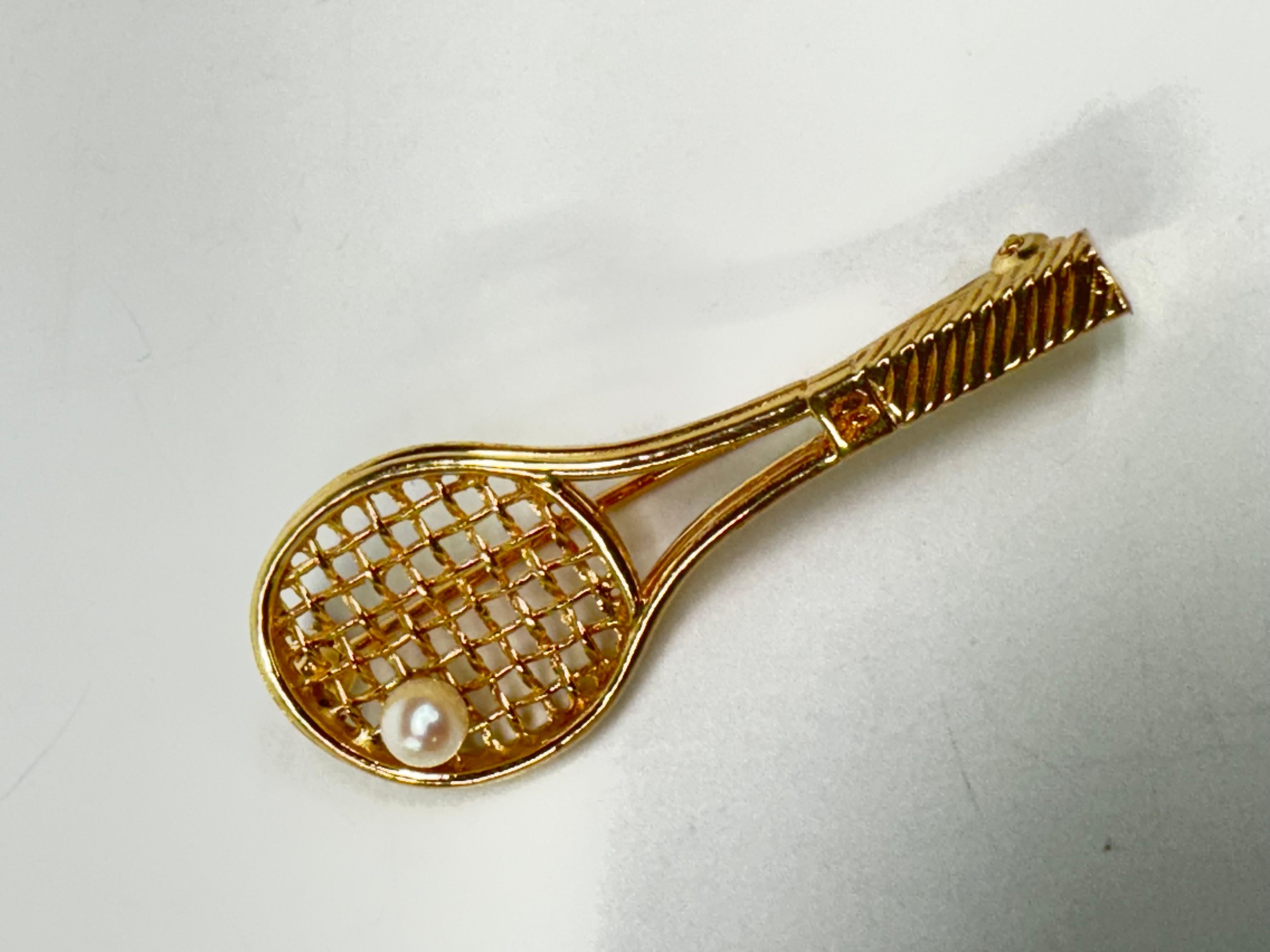 Raquette de tennis en or jaune 14 carats avec broche en perles Bon état - En vente à Palm Desert, CA