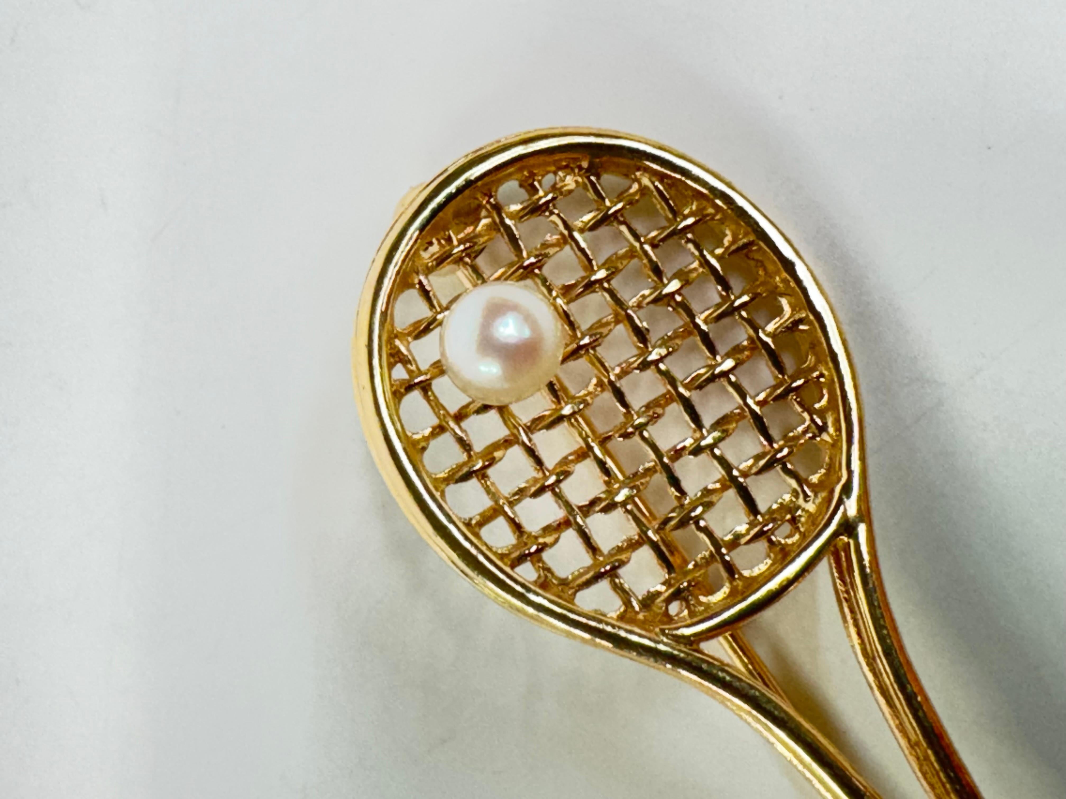 Raquette de tennis en or jaune 14 carats avec broche en perles en vente 2